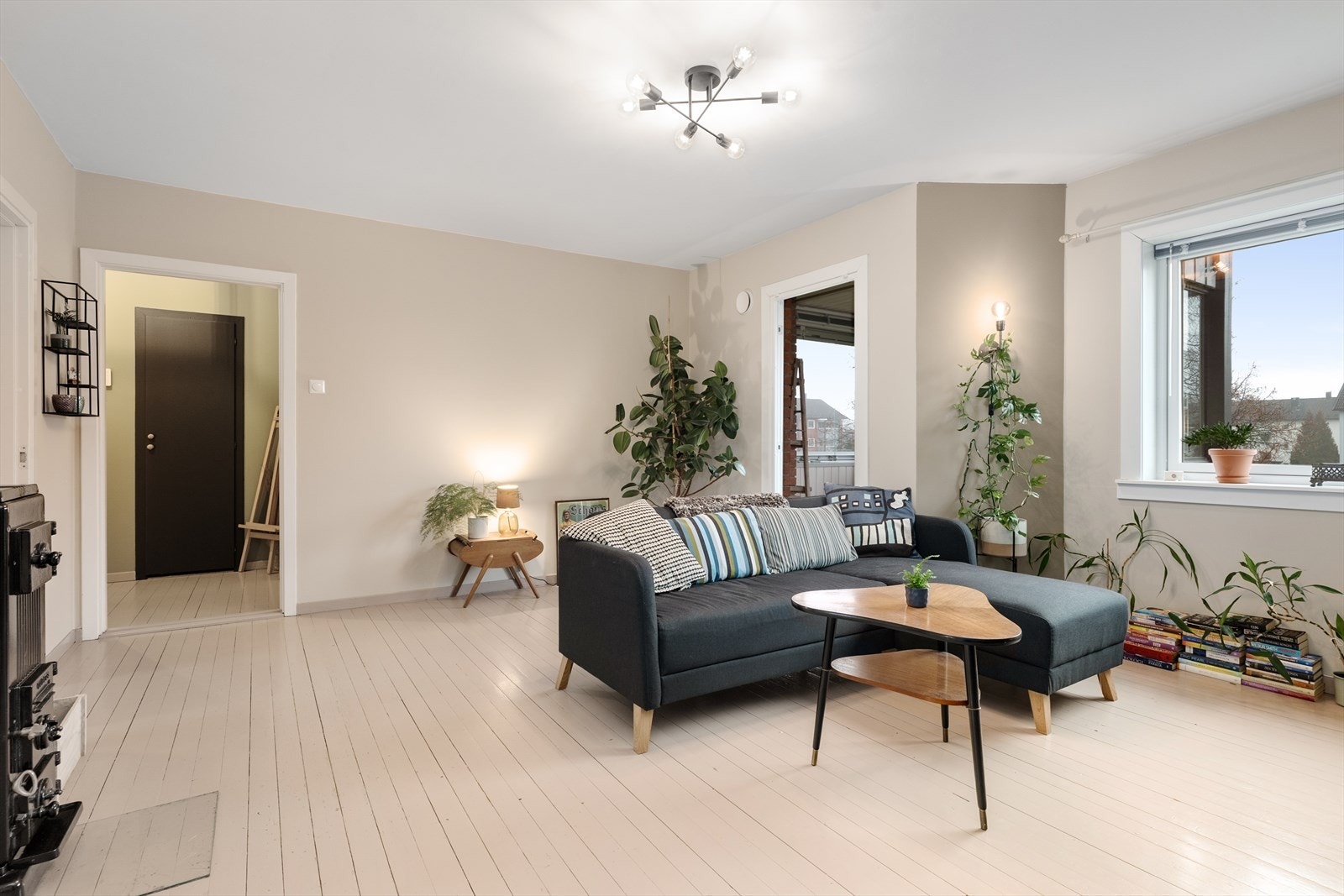 Stuen er lys og romslig med plass til både sofagruppe og spisestuemøblement. Galleribilde