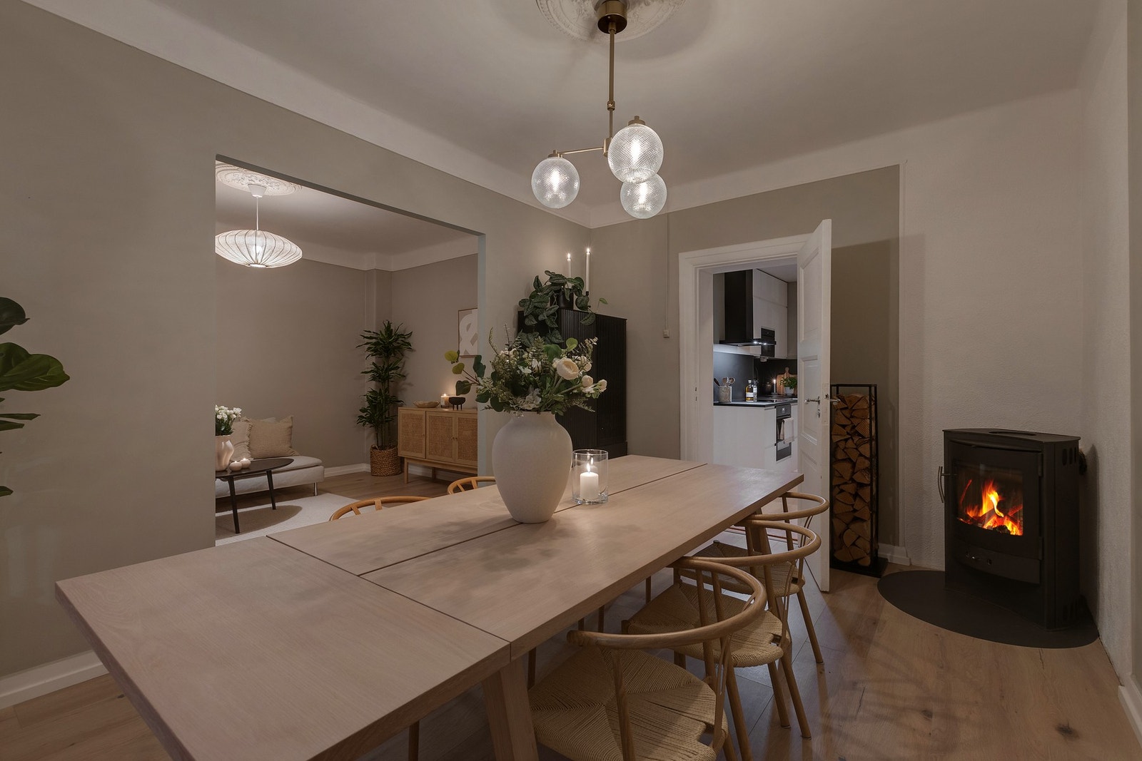 Lys og innbydende spisestue med tidsriktige overflater og store vinduer som slipper inn rikelig med naturlig lys. Galleribilde