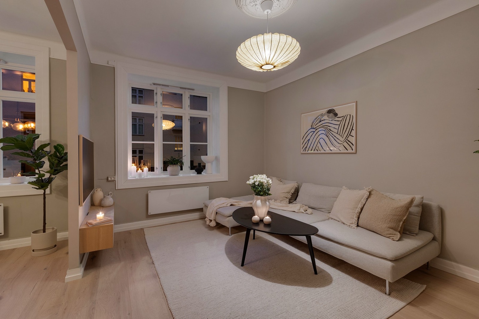 Alle vinduer i leiligheten var nye i 2018, og det er brede vinduskarmer for planter og dekor. Galleribilde