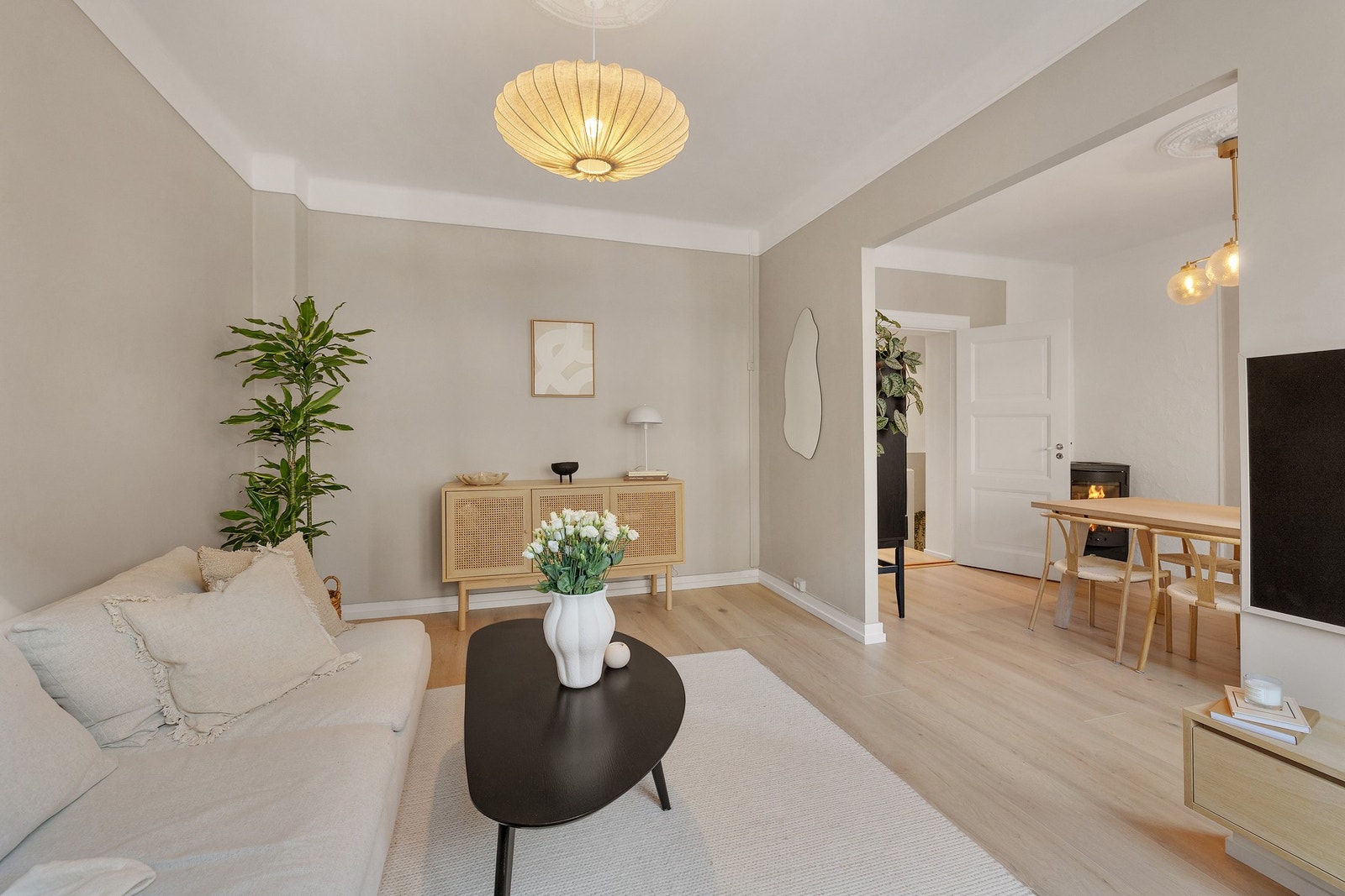 Videre kommer du til stuen som er et lyst, fint og luftig rom. Galleribilde