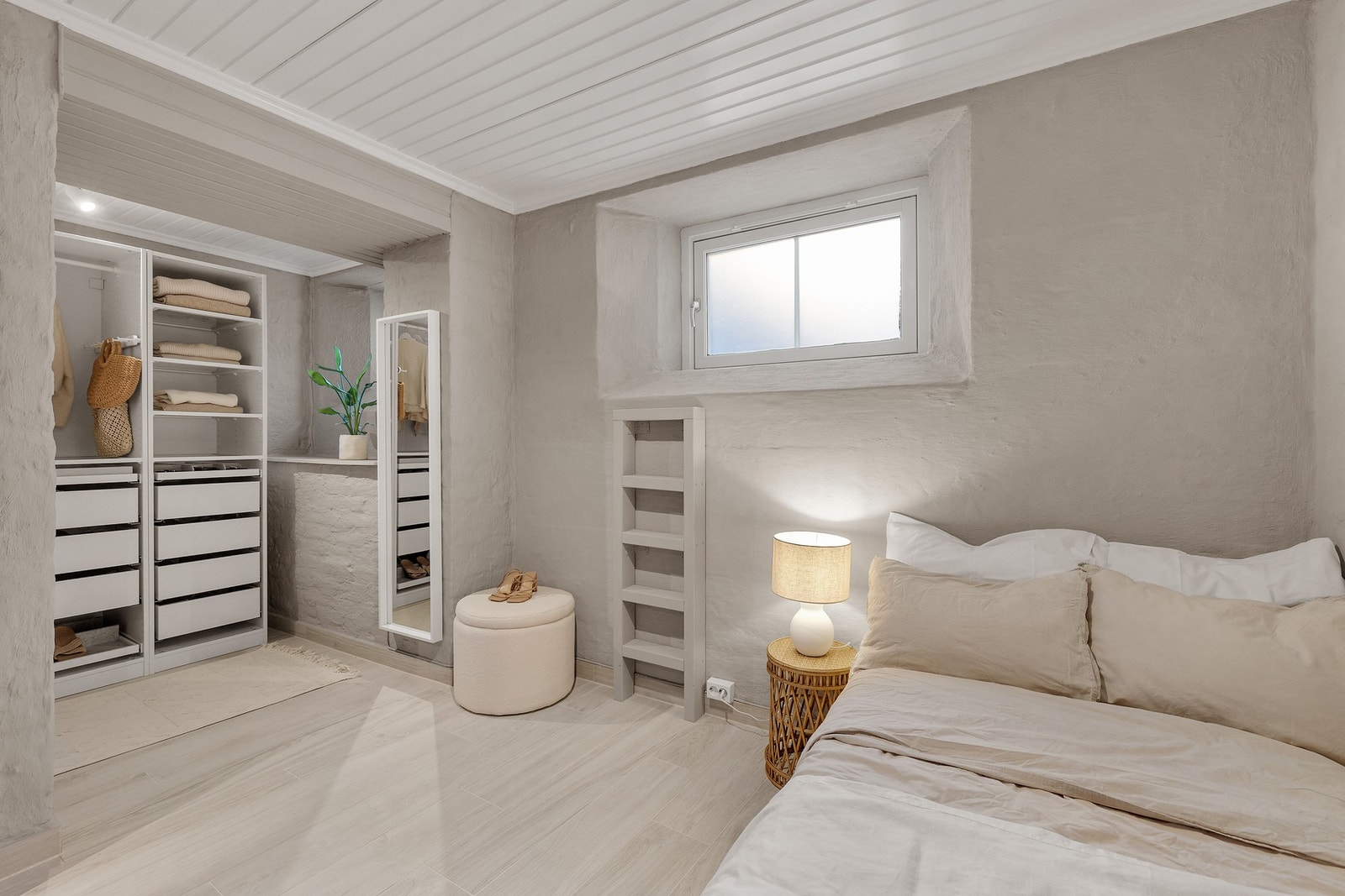 Her er det nytt vindu fra 2023 med toveis åpningsfunksjonalitet. Inngang til omkledningsrom innredet med åpne garderobeskap. Galleribilde