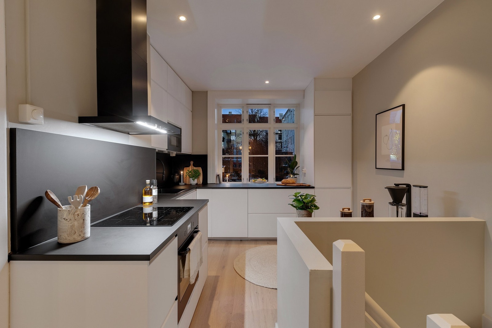 Kjøkkenet har integrerte hvitevarer som stekeovn, induksjonstopp, oppvaskmaskin, mikrobølgeovn og kjøleskap med fryser. Galleribilde