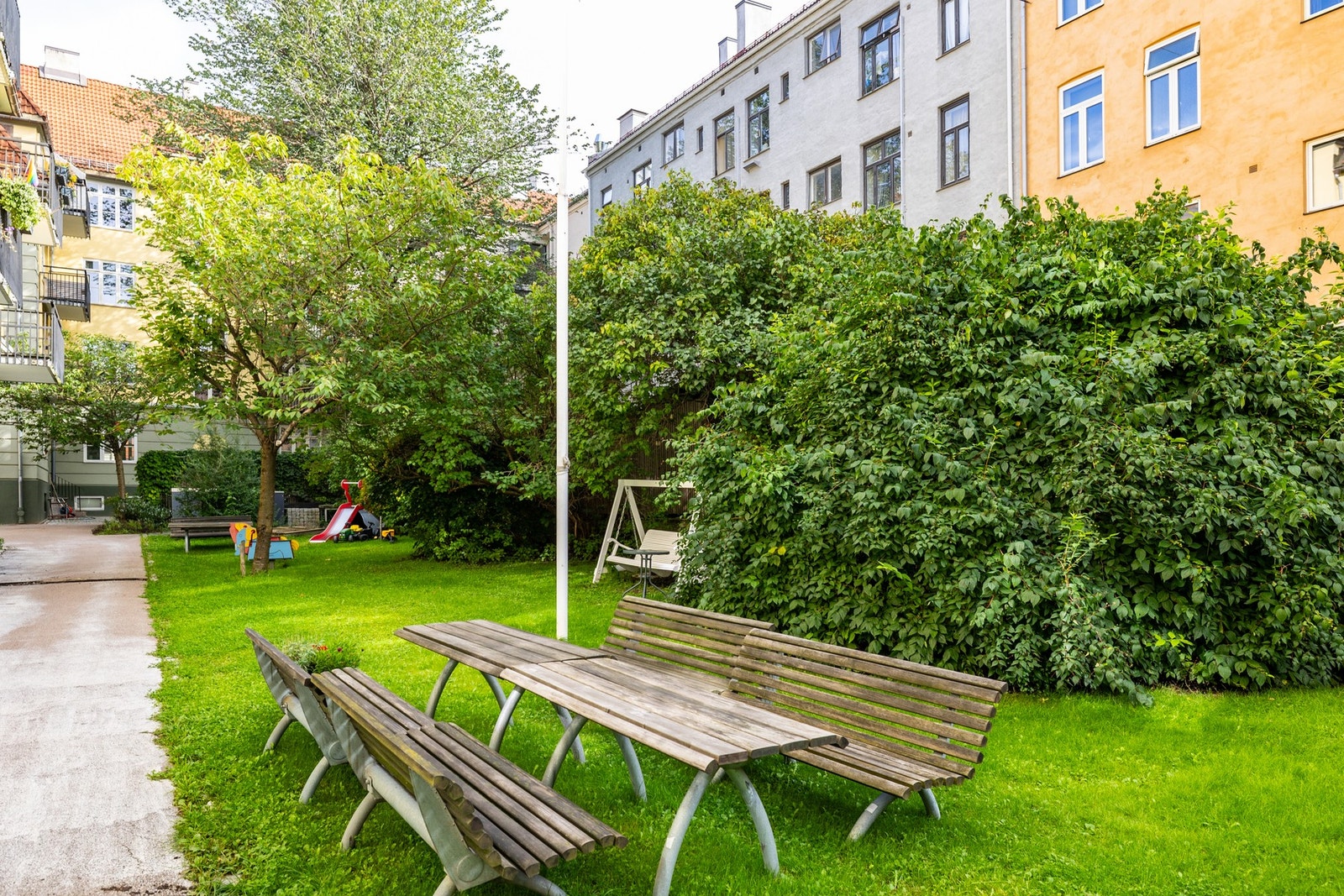 Borettslaget har en idyllisk bakgård som er opparbeidet med felles griler, gangveier, gressplen og annen fin beplantning. Galleribilde