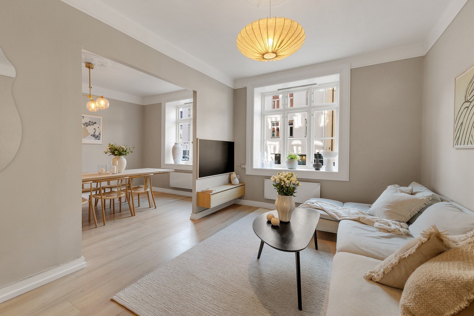 Stuen er romslig og er enkel å møblere med sofagruppe og tv-seksjon. Galleribilde