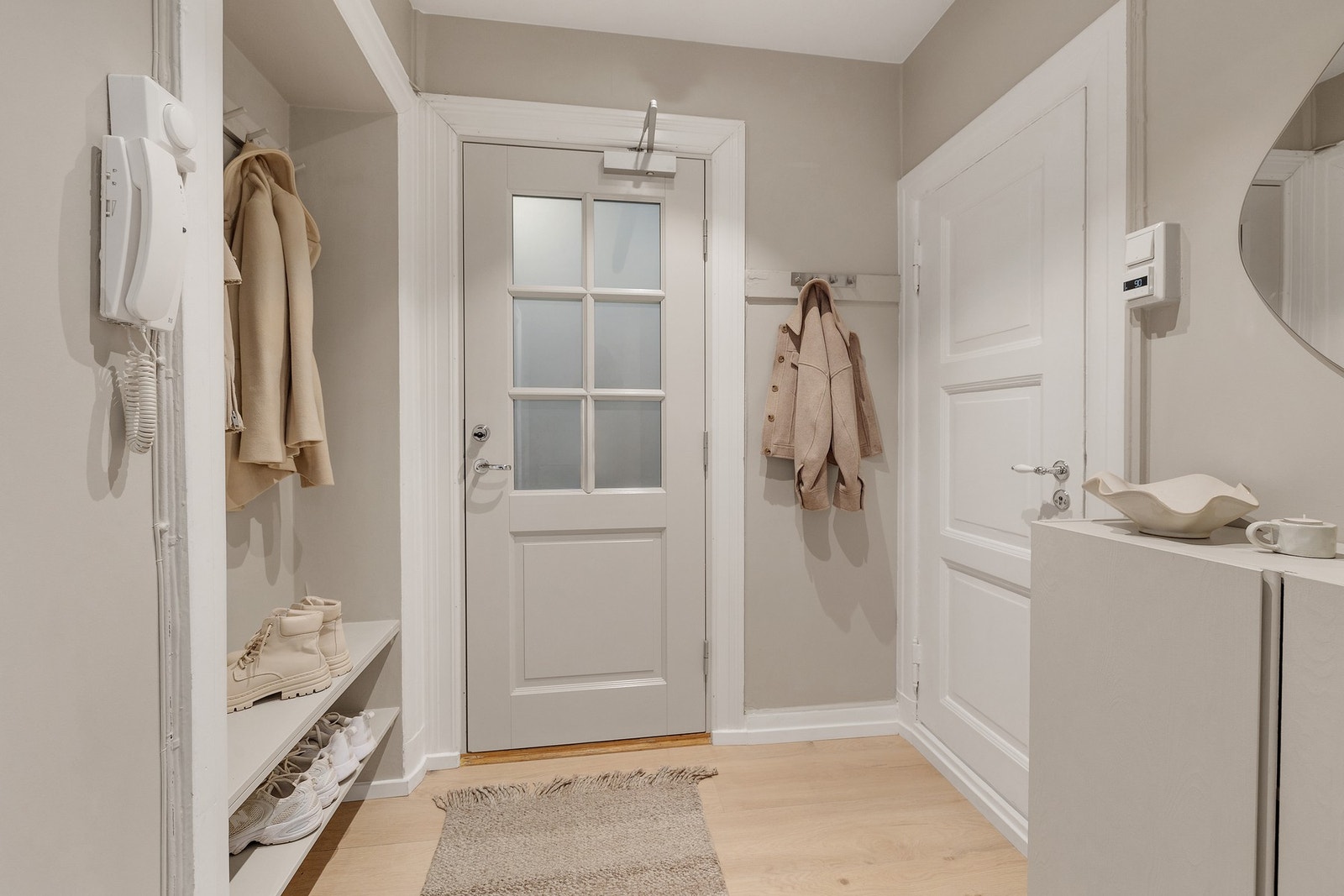 Velkommen inn til en lys og koselig entré med plass til å henge fra seg yttertøy i innebygget nisje. Galleribilde