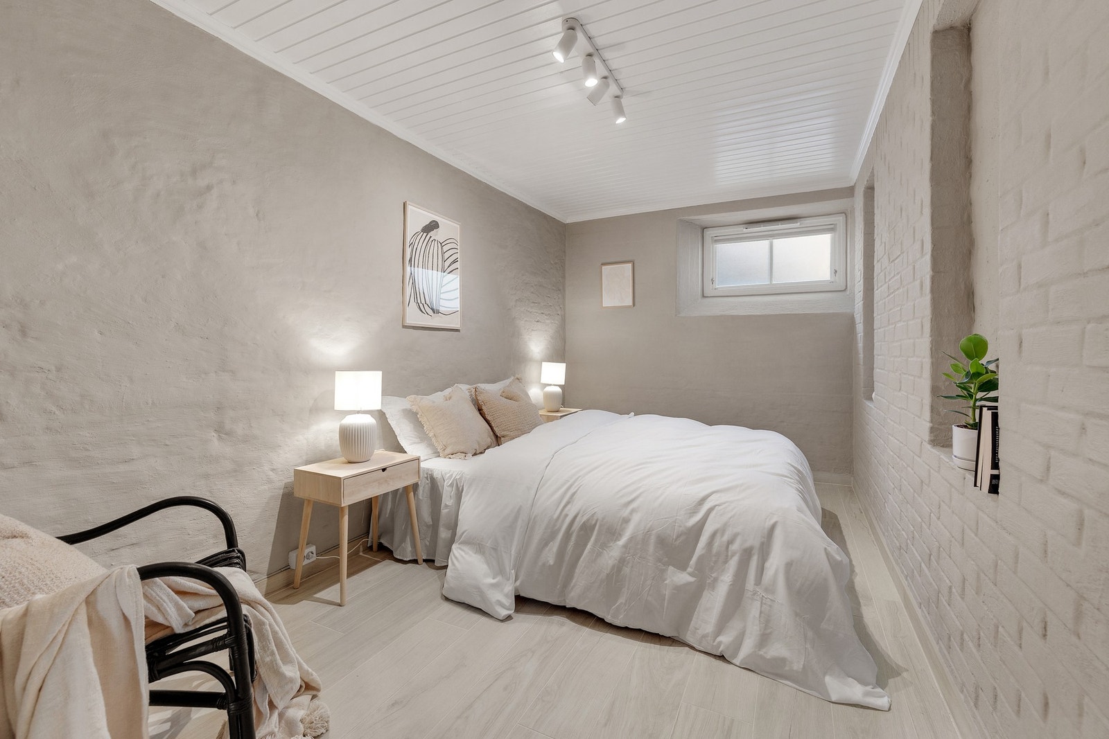 Lunt og koselig hovedsoverom med god plass til dobbeltseng og tilhørende nattbord. Galleribilde