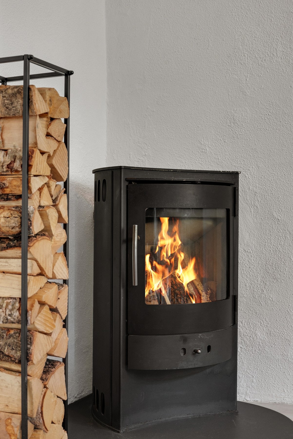 I hjørnet av spisestuen finner du en moderne peisovn som sprer mye hygge og god varme på kalde dager. Galleribilde