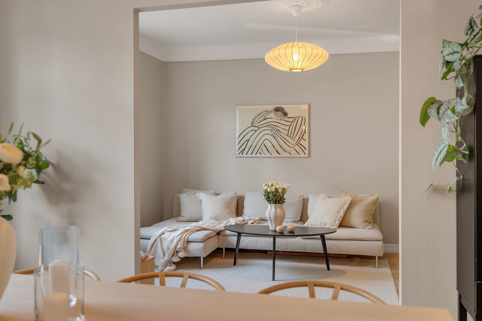 Åpen inngang til stuen gir en luftig og romslig følelse. Galleribilde