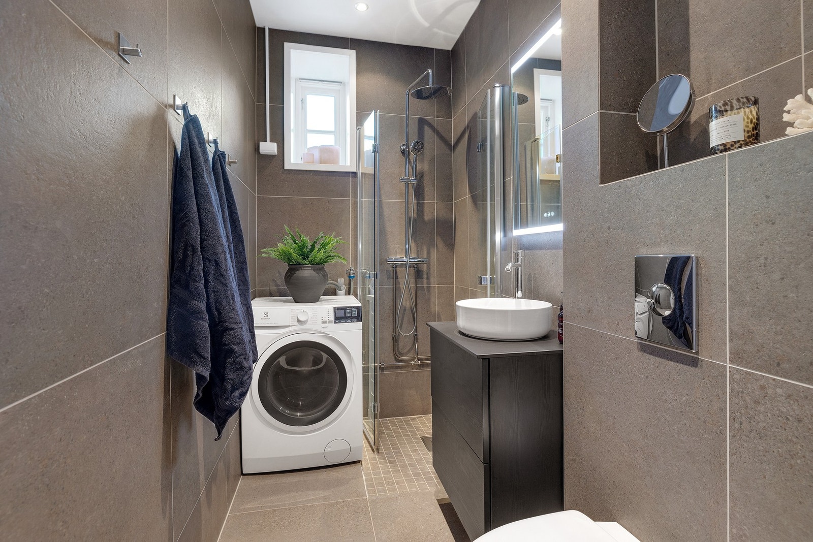 Moderne og smakfullt baderom overflate oppgradert i 2022/2023 Galleribilde