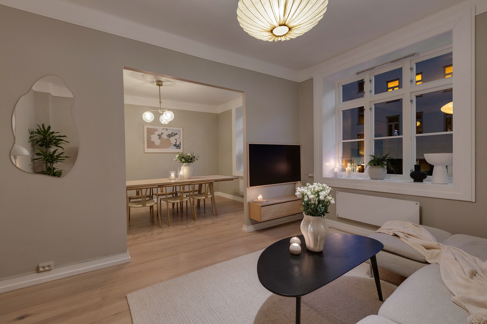 Leiligheten oppleves lun og hyggelig både dag og kveld. Galleribilde