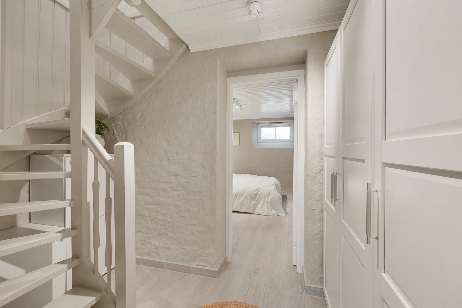 Underetasjen ble bygget ut i 2006. Oppgradert i løpet av 2023-2024 med varmekabler og nye stilrike fliser i fresh trelook! Galleribilde