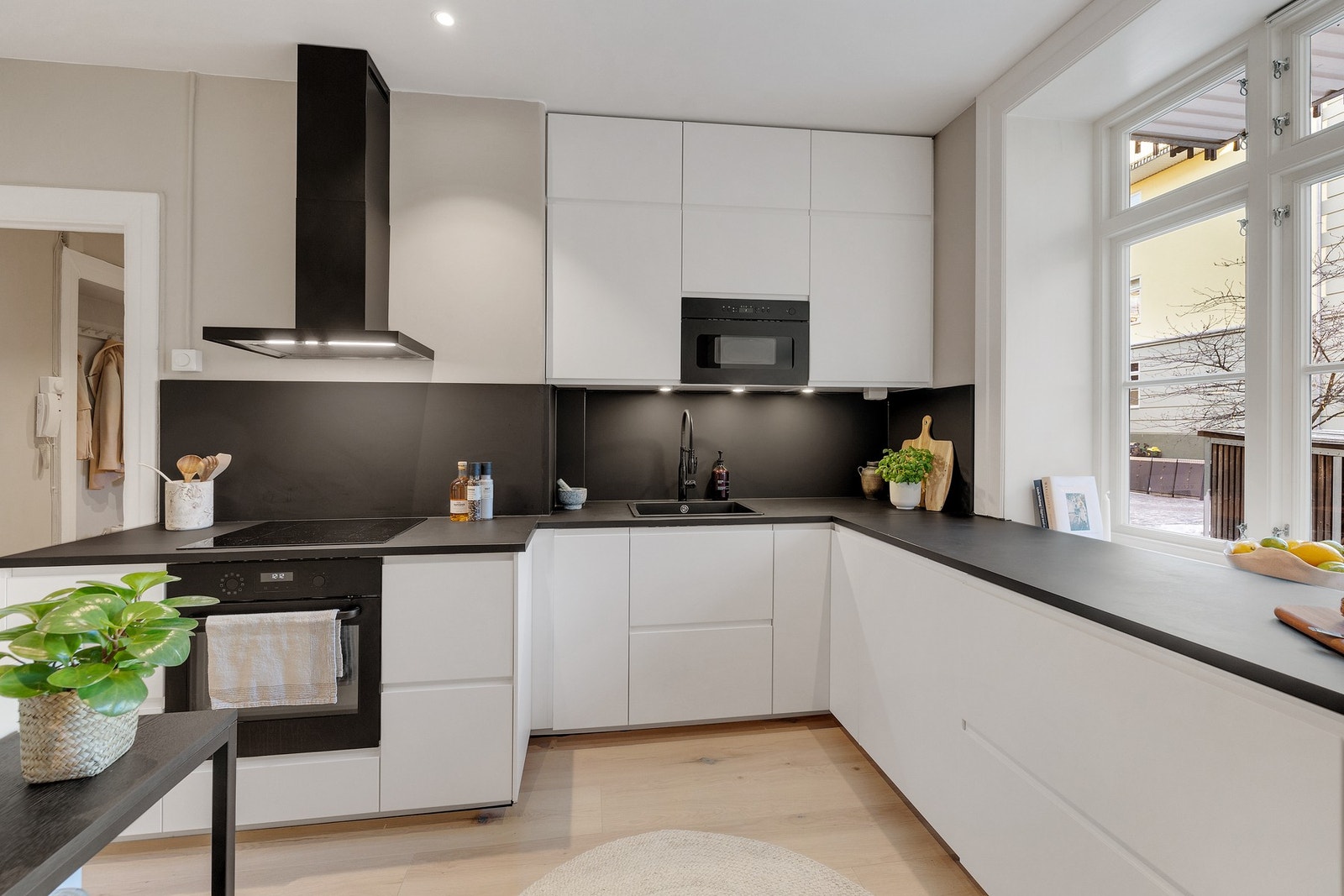 Her blir den gode takhøyden utnyttet til det fulle med doble overskap som gir rikelig med oppbevaringsplass. Galleribilde