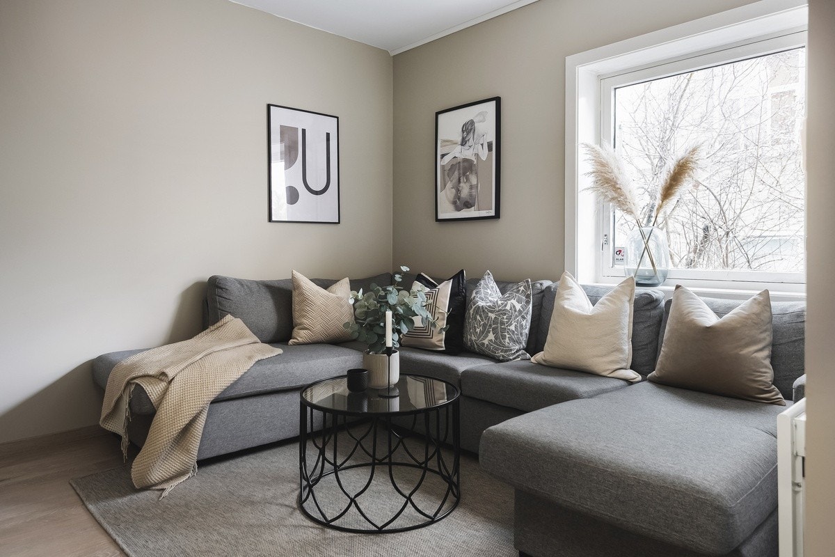 Nyoppusset kjøkken/ stue. Møblert med sofa og sofabord Galleribilde