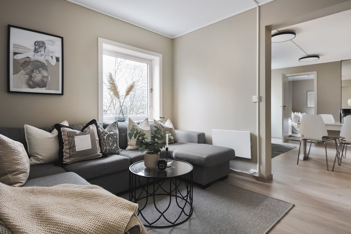 Ny oppusset kjøkken/stue. Møblert med spisebord og spisetoler Galleribilde