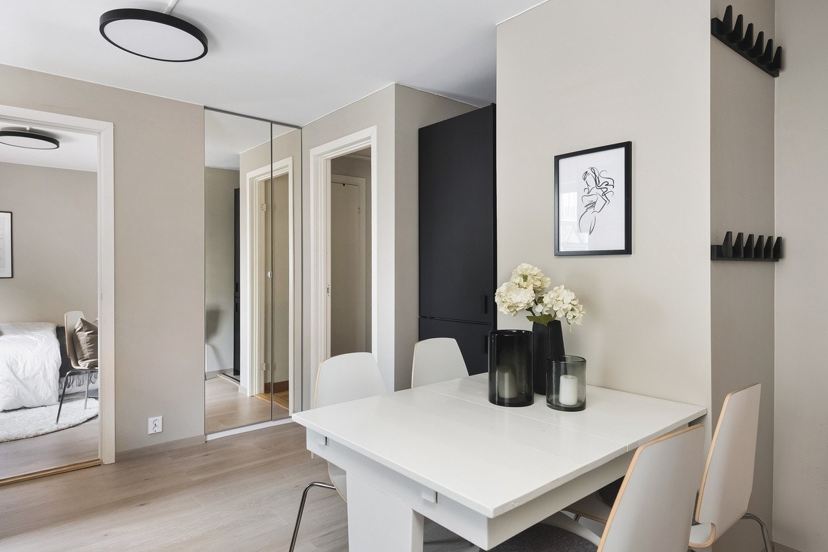 Ny oppusset kjøkken/stue. Møblert med spisebord og spisetoler Galleribilde