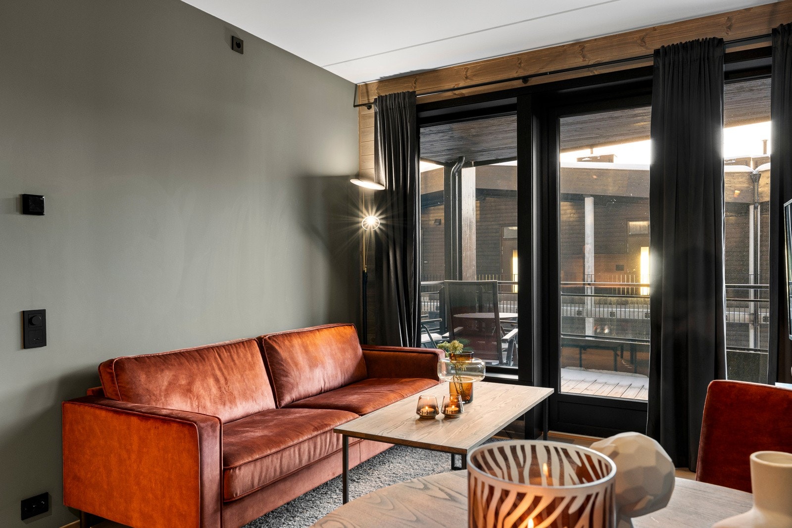 Leiligheten er delikat innredet med møbler som medfølger. Galleribilde