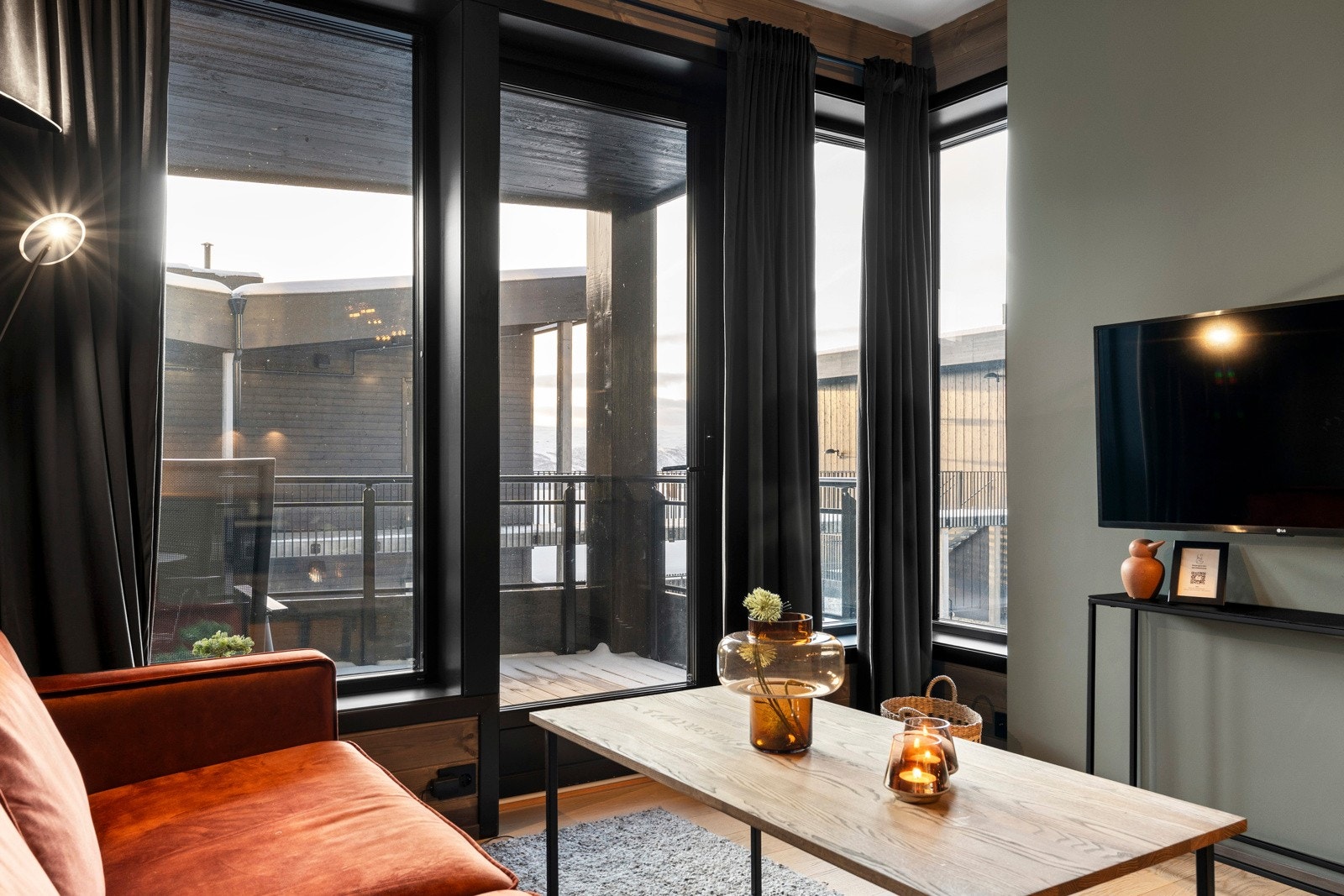 Her er det kvaliteter som store vindusflater, vannbåren gulvvarme, balansert ventilasjon og 1-stavs eikeparkett. Galleribilde