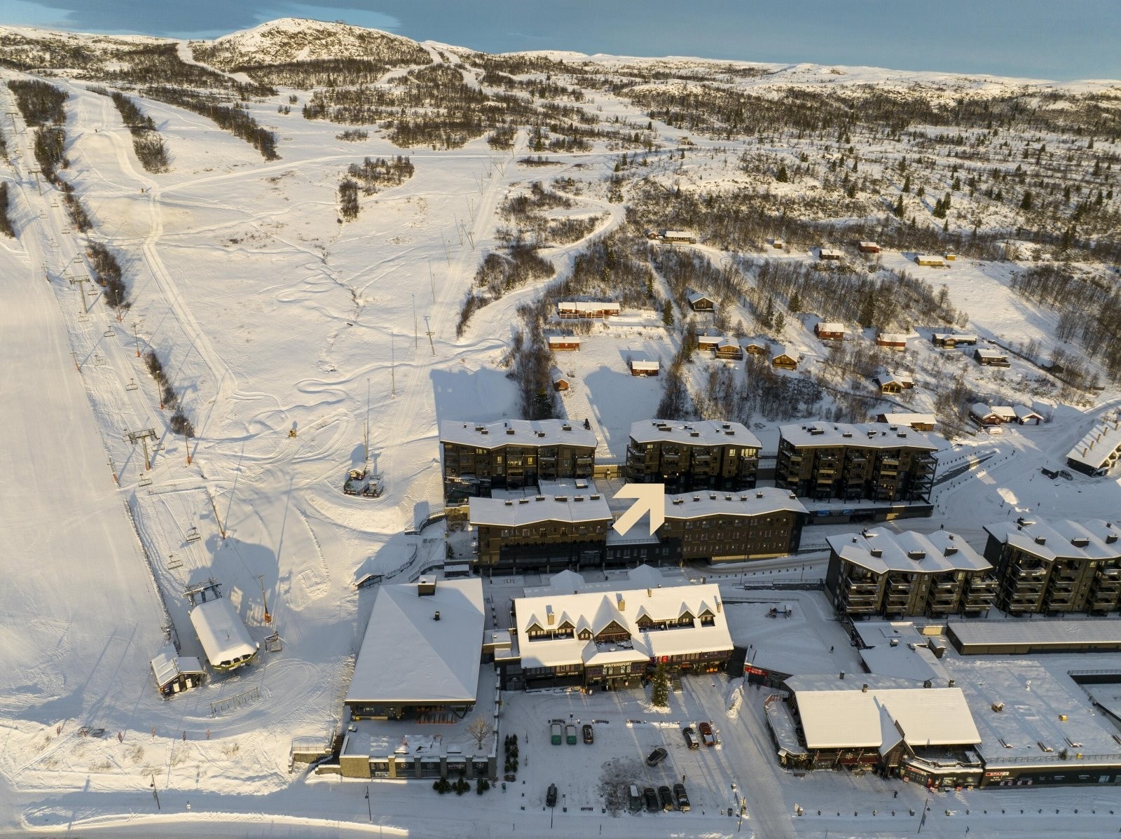 Leiligheten har en meget attraktiv beliggenhet i "hjertet" av Beitostølen med umiddelbar nærhet til alpinbakkene, langrennsløyper, butikker med mer. Galleribilde