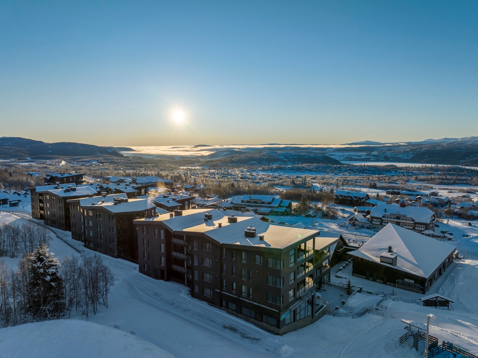 Leiligheten har en attraktiv beliggenhet med umiddelbar nærhet til alpinbakkene, langrennsløyper, restauranter, puber, dagligvarebutikk med mer. Galleribilde