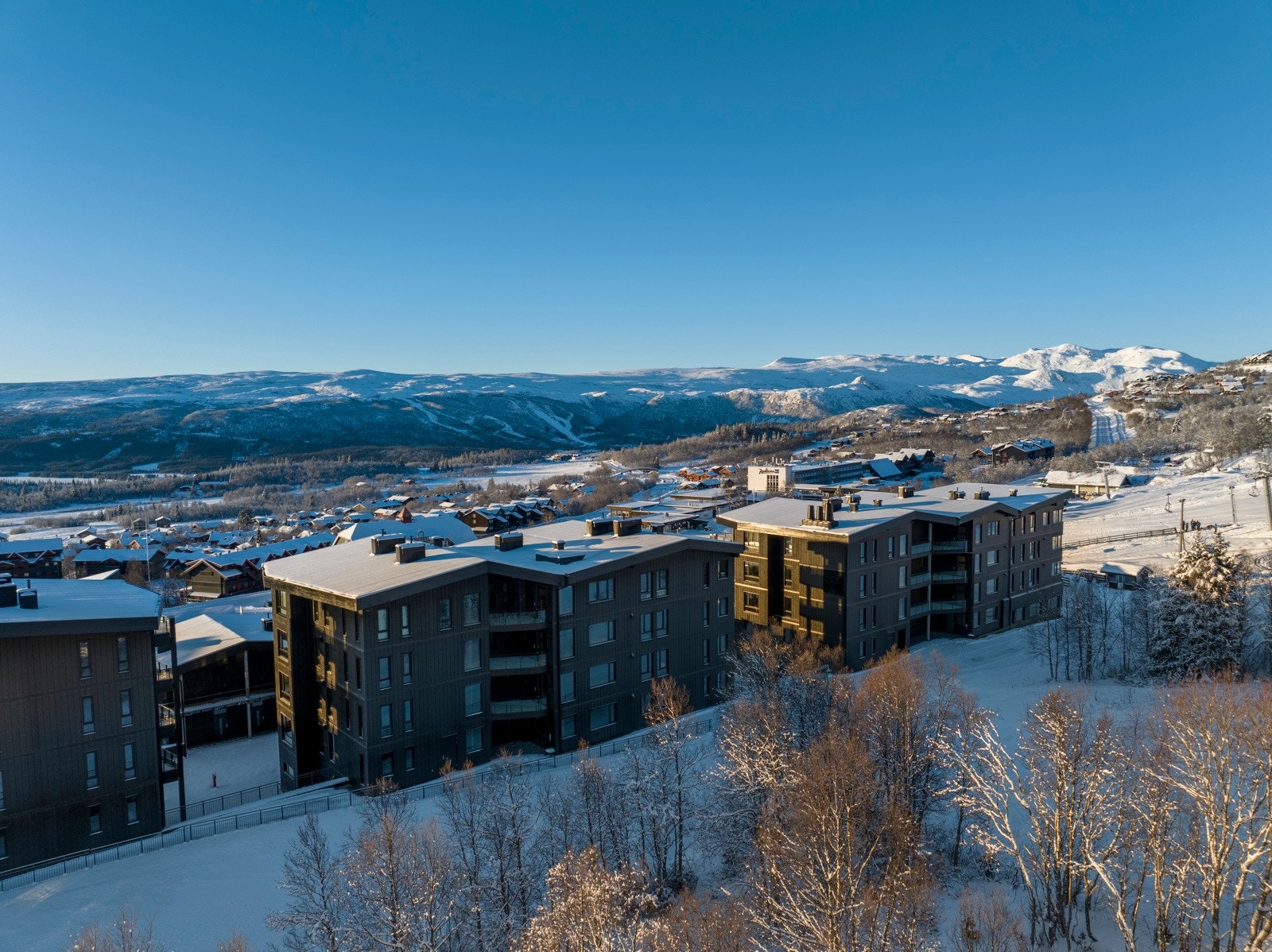 Med leiligheten følger en garasjeplass og en sportsbod i felles anlegg under bygget. Galleribilde