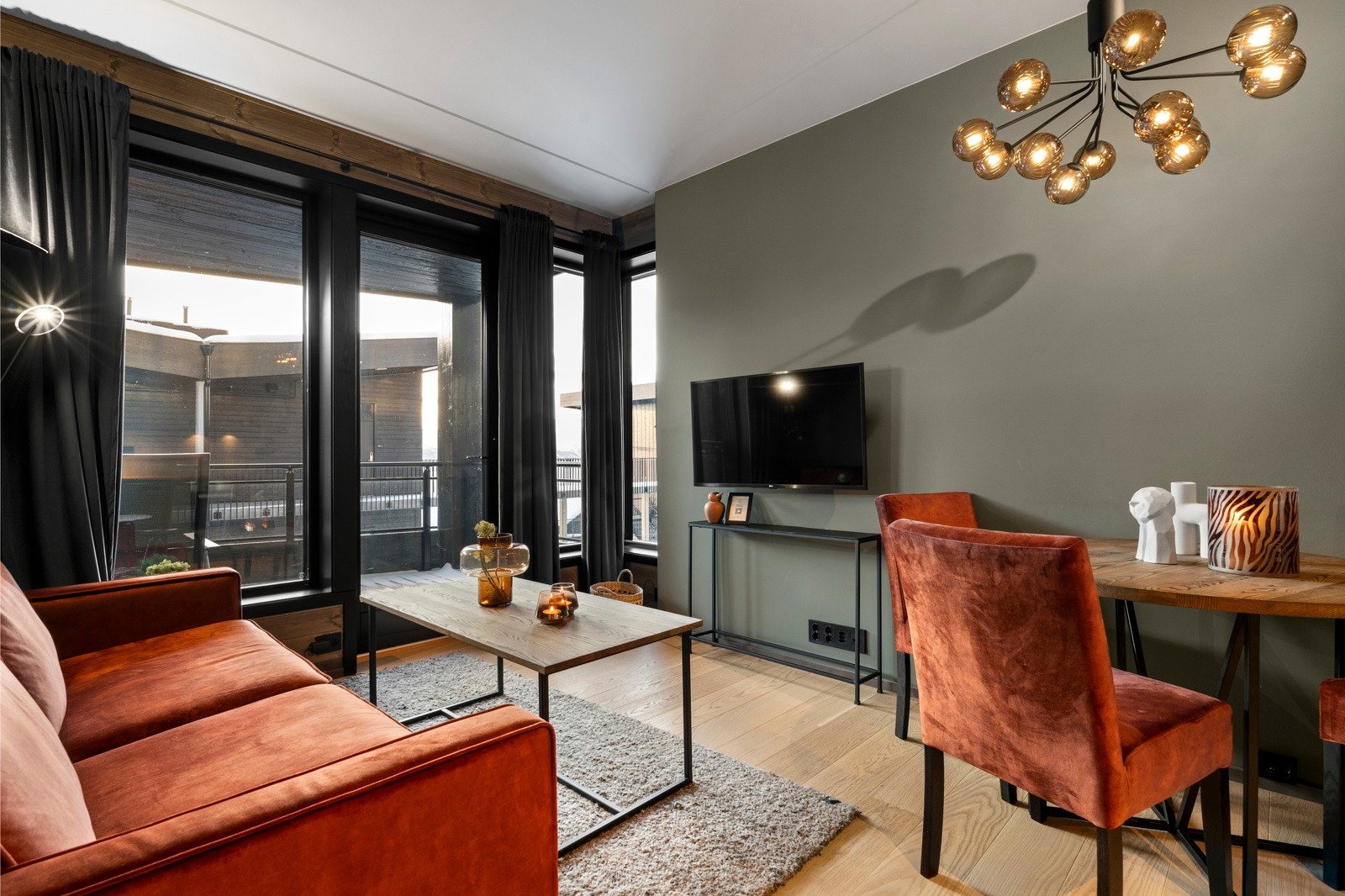 Innvendig oppleves leiligheten meget lekker med en gjennomgående god standard på materialvalg og utførelse. Galleribilde