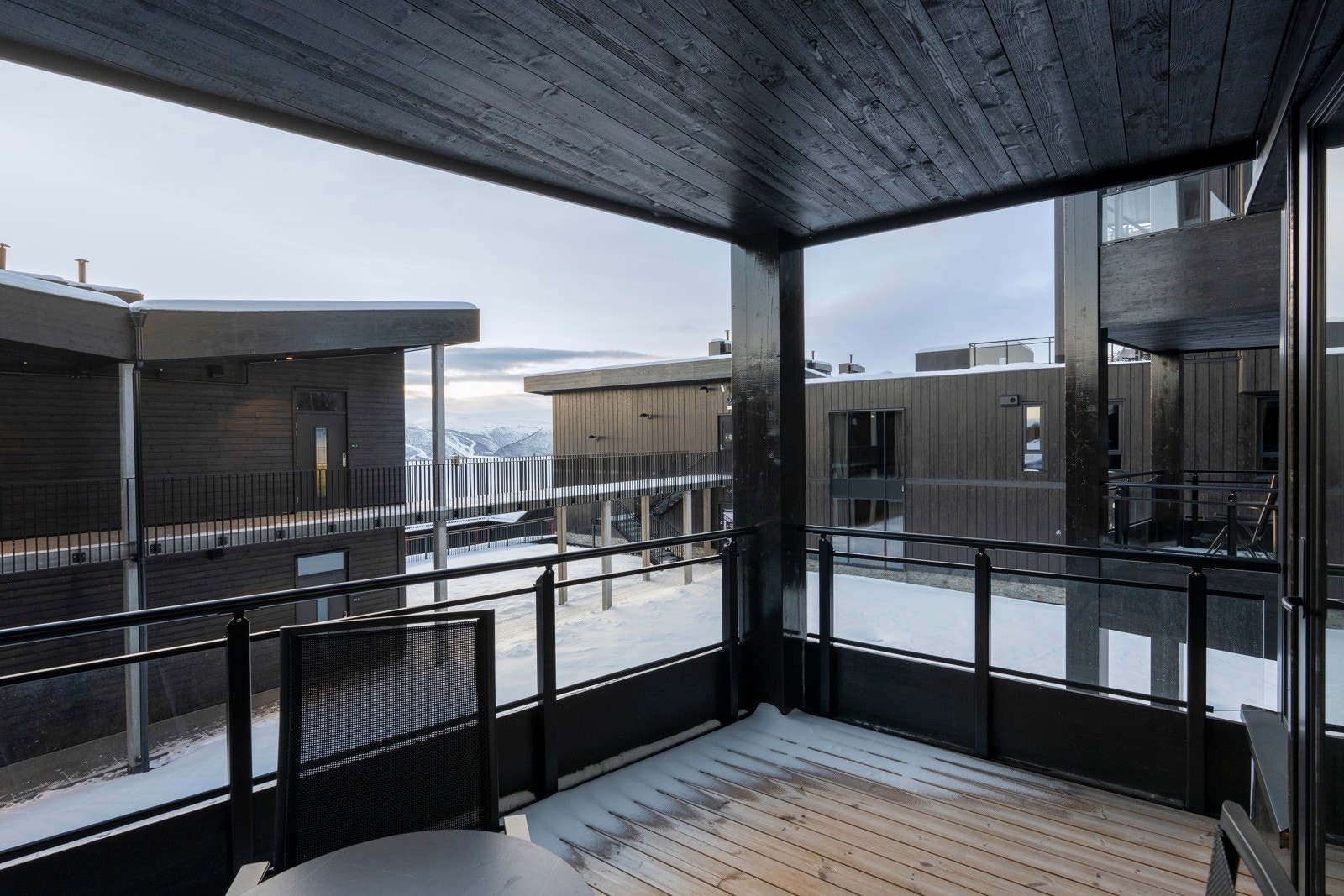 Leiligheten ligger fint til i byggets 4. etasje (2. etasje fra bakkeplan). Fra stuen er det utgang til en overbygget og sydvendt balkong på 10 kvm. Galleribilde