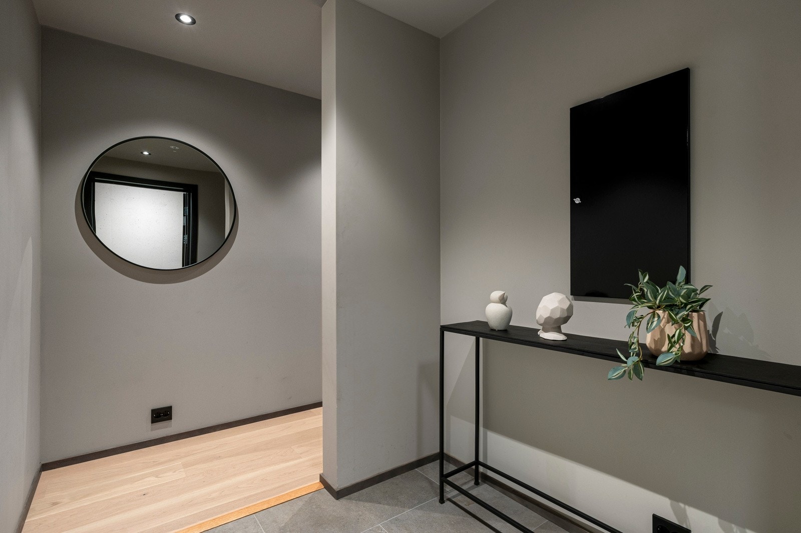 Entréen oppleves innbydende med smakfulle fargevalg, delikate fliser på gulvet og vannbåren gulvvarme. Galleribilde