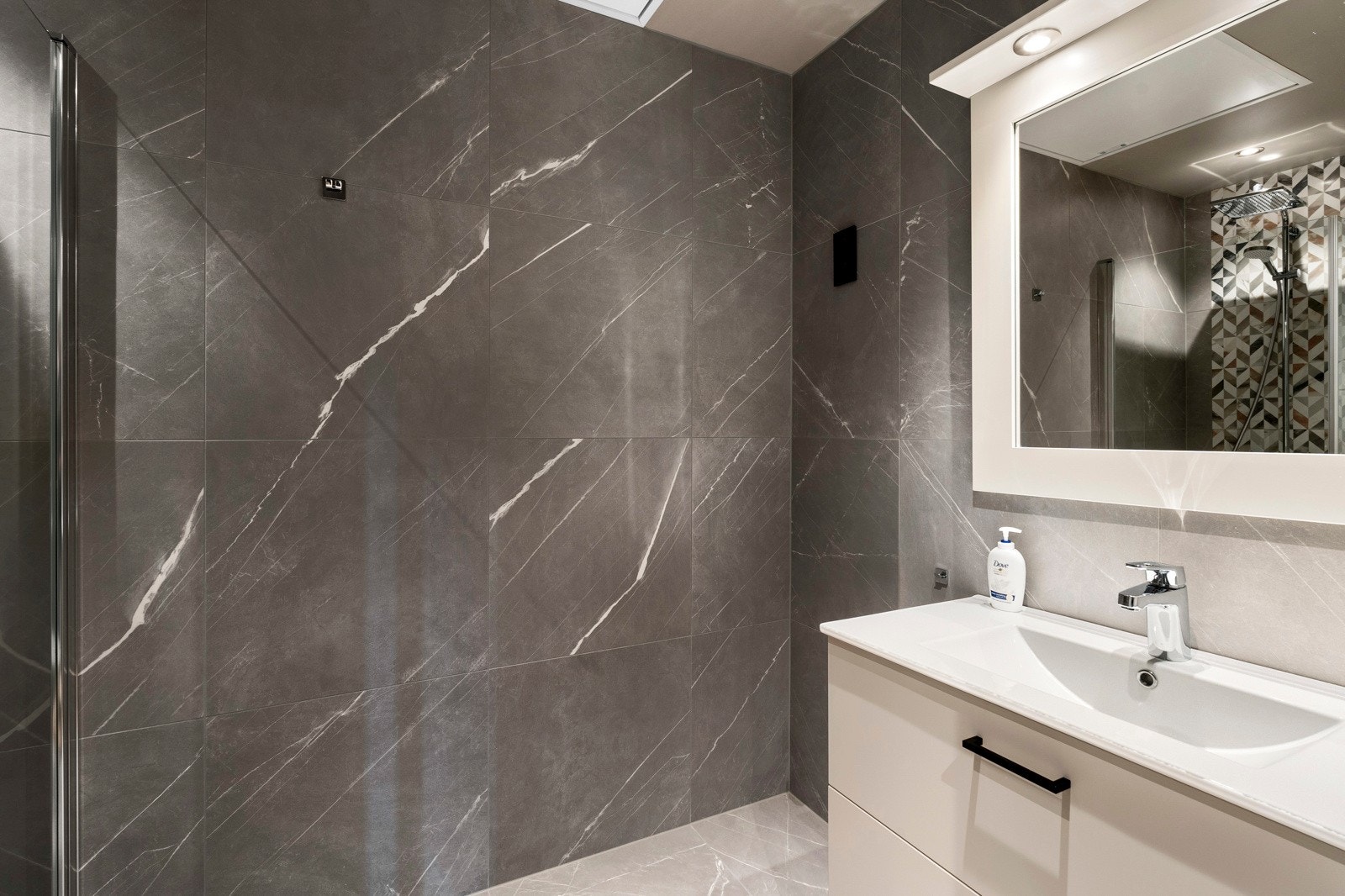 Baderomsinnredningen er levert av samme møbelsnekker som kjøkkeninnredningen, og kler rommet godt. Badet har også opplegg for vaskemaskin. Galleribilde