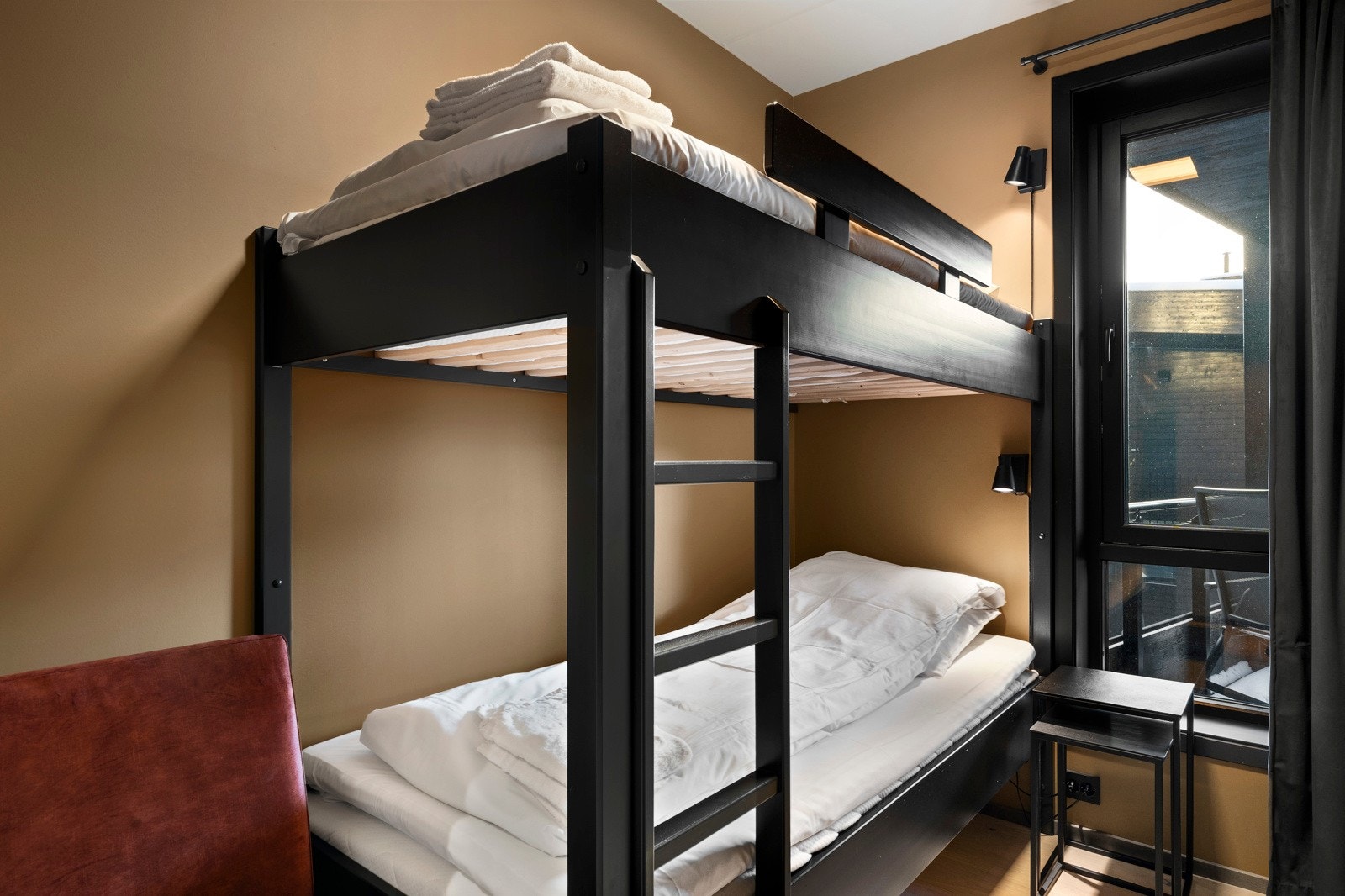 Begge soverommene er pent innredet med senger, madrasser, gardiner etc som medfølger leiligheten. Galleribilde