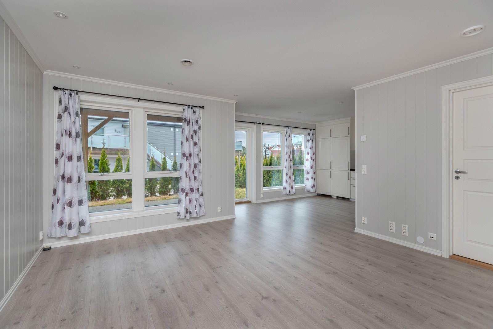 Stue med åpen løsning til kjøkken Galleribilde