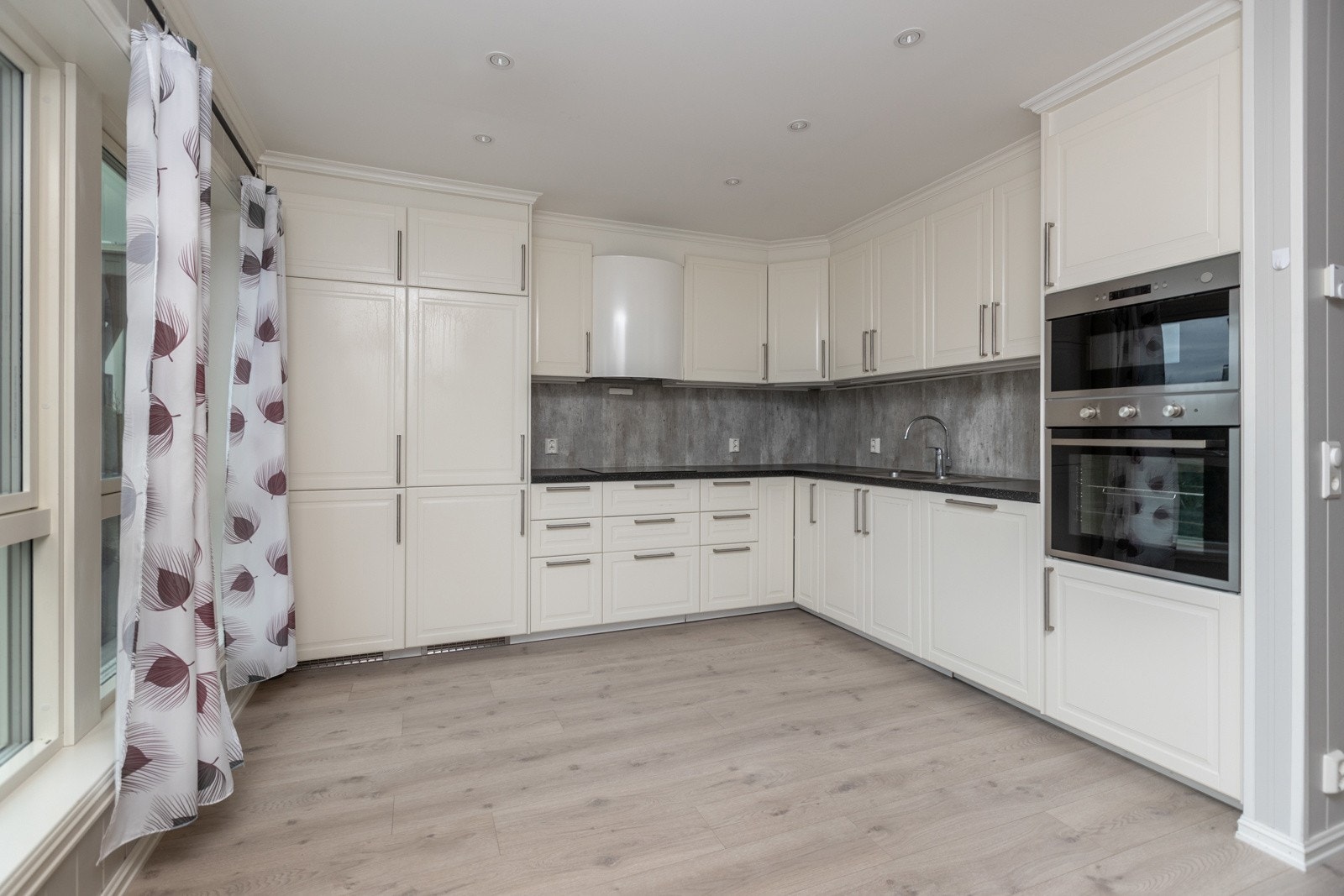 Lys innredning med integrerte hvitevarer Galleribilde