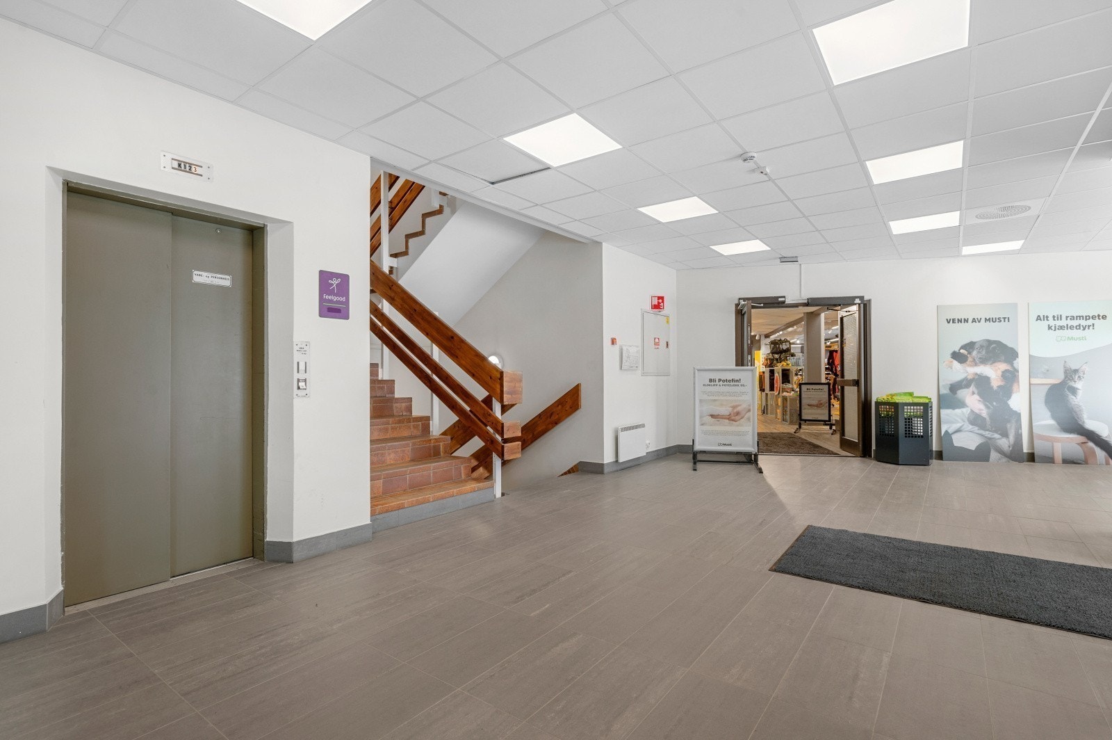 Hovedinngang med heis og trappeløp. Galleribilde