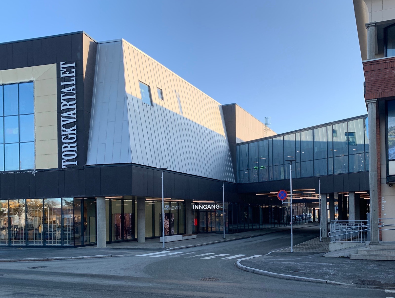 Torgkvartalet rett over gata. Galleribilde
