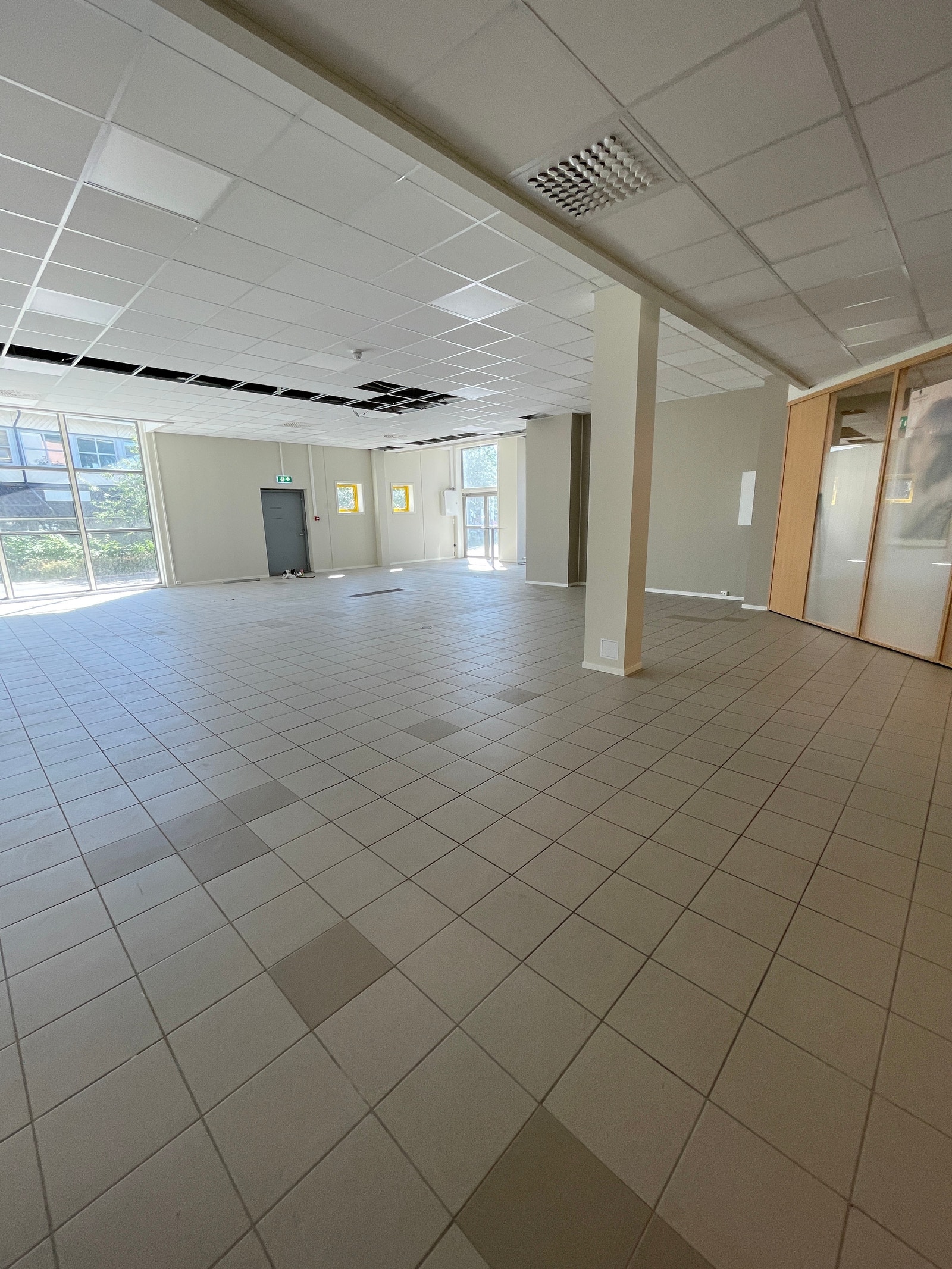 Fliser på gulv og lys i nedsenket himling Galleribilde