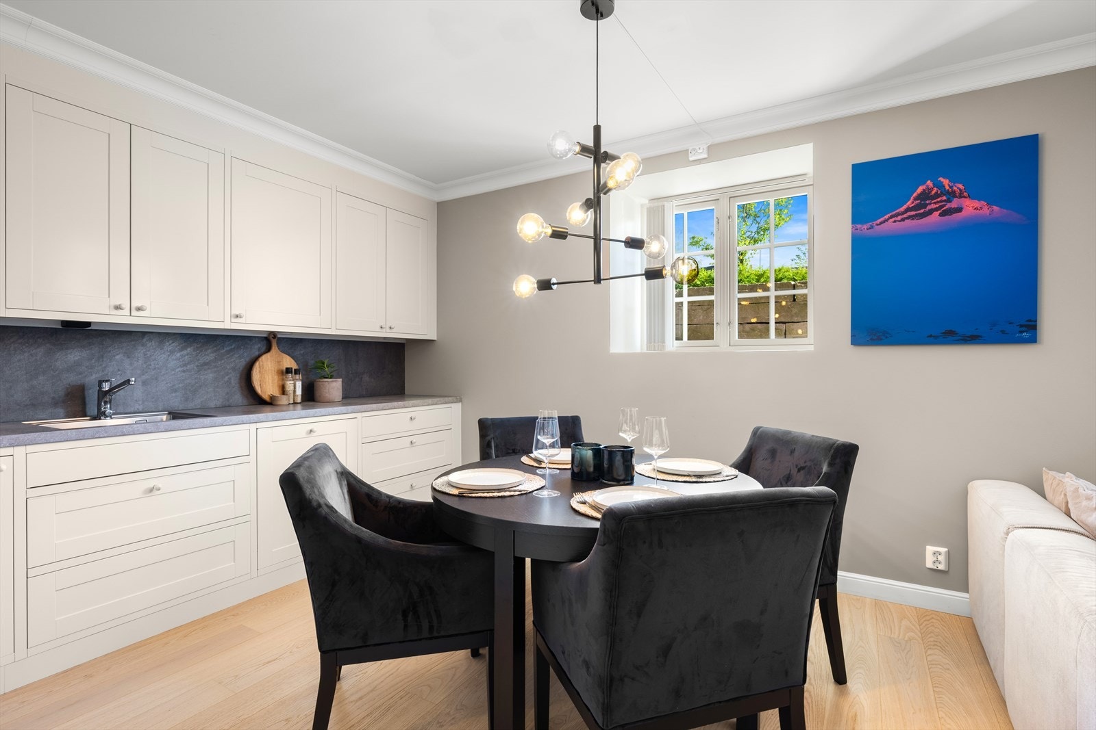 Den åpne løsningen mot kjøkkenet som gjør at rommet føles som et åpent og sosialt allrom. Galleribilde