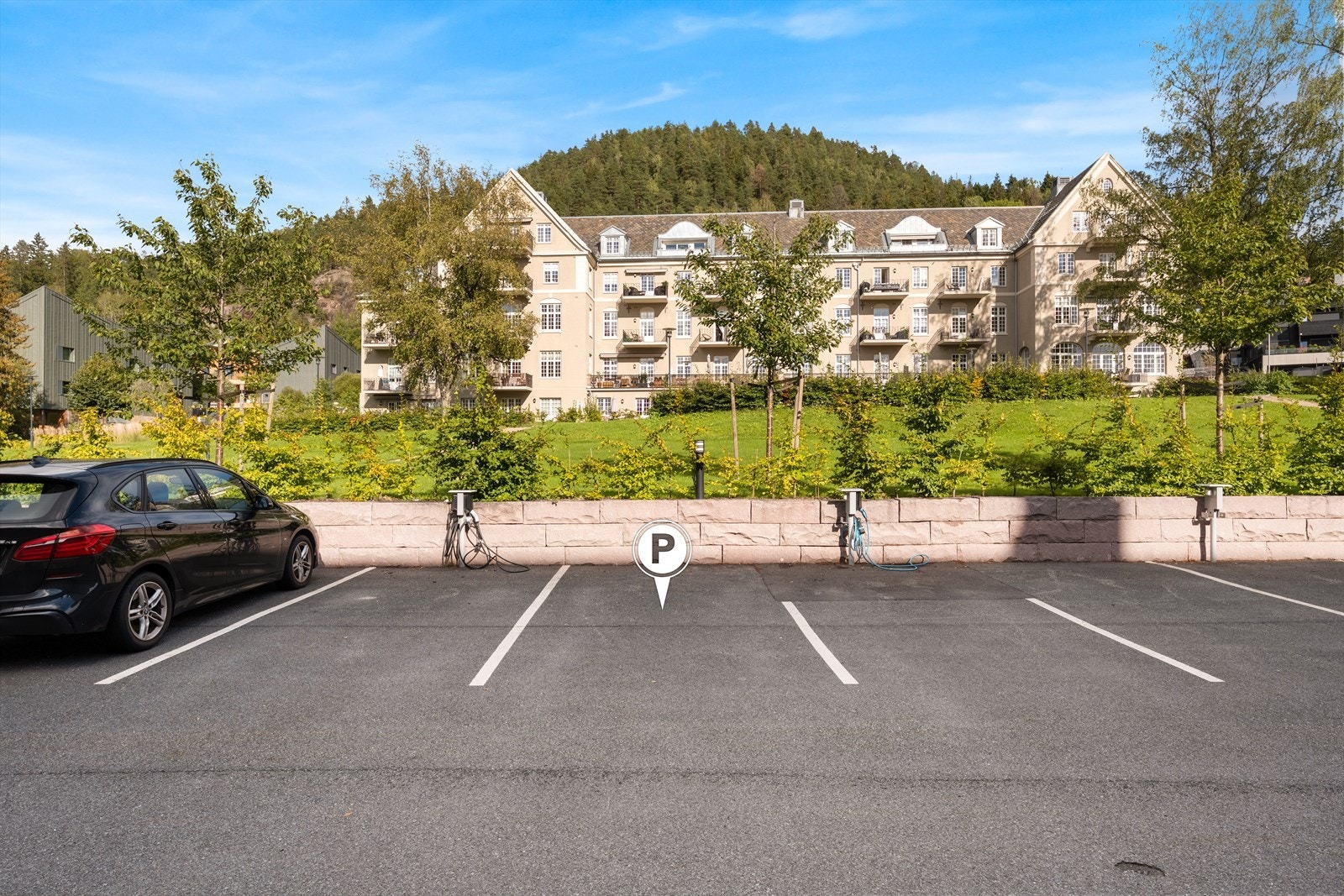 Parkering på egn avsatt p-plass utvendig hvor det er tilrettelagt for elbil lader. Galleribilde