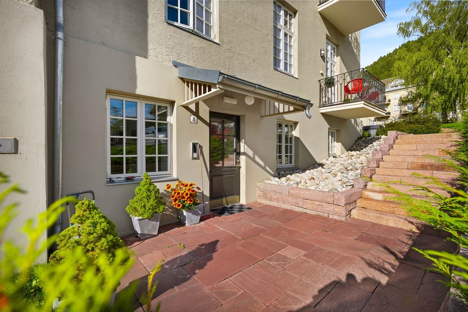 Leiligheten ligger i nærhet til flott natur, men også til barnehage, skoler, butikker og offentlig transport. Galleribilde