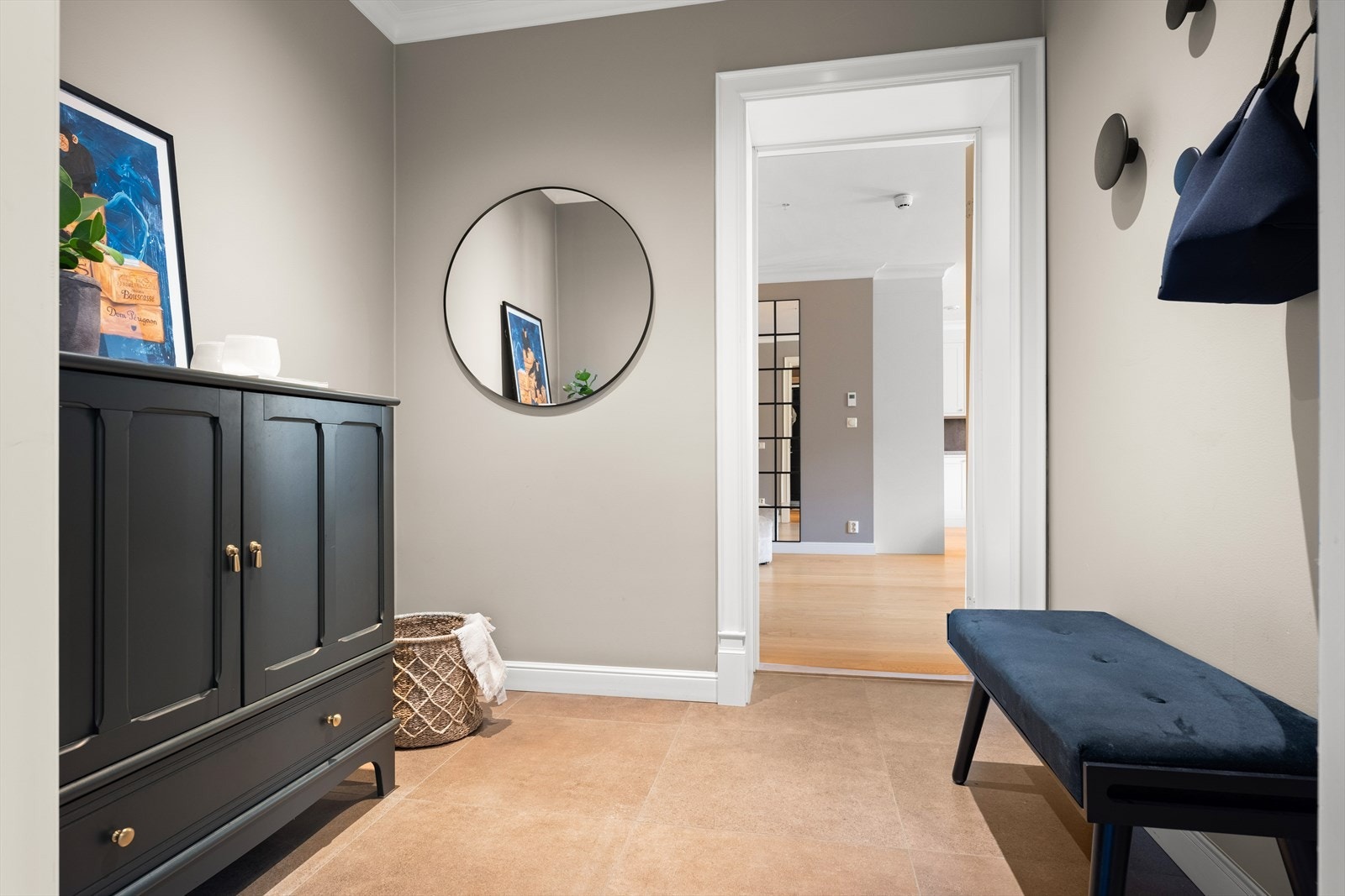 Velkommen inn til en romslig entrè med fliser på gulv. Galleribilde