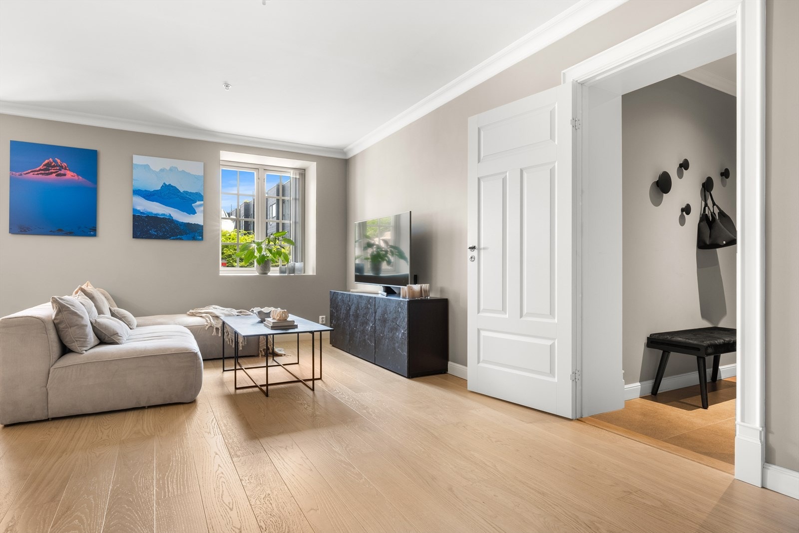 Stuen og kjøkkenet er integrert i en åpen løsning som gir godt med lys og romfølelse. Galleribilde