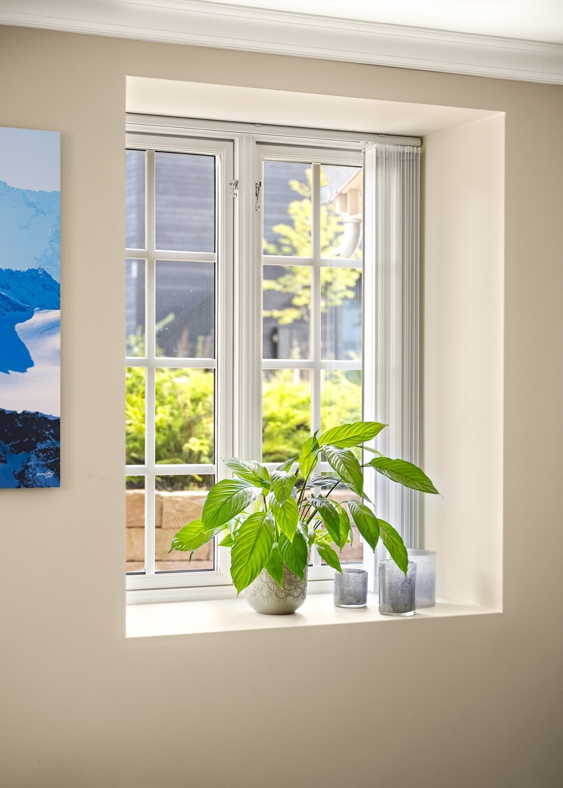 Store vindusflater, lyse fargetoner og en moderne innredning bidrar til en lun og innbydende stemning. Galleribilde