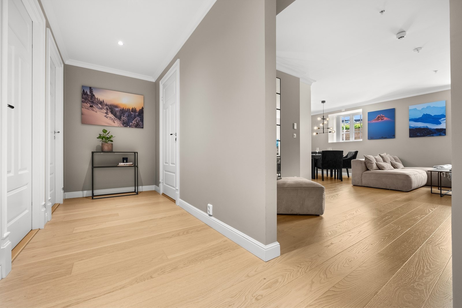 Leiligheten byr på: Entrè, stue/kjøkken, gang, 2 soverom, bad/vaskerom, bod og teknisk rom. Galleribilde