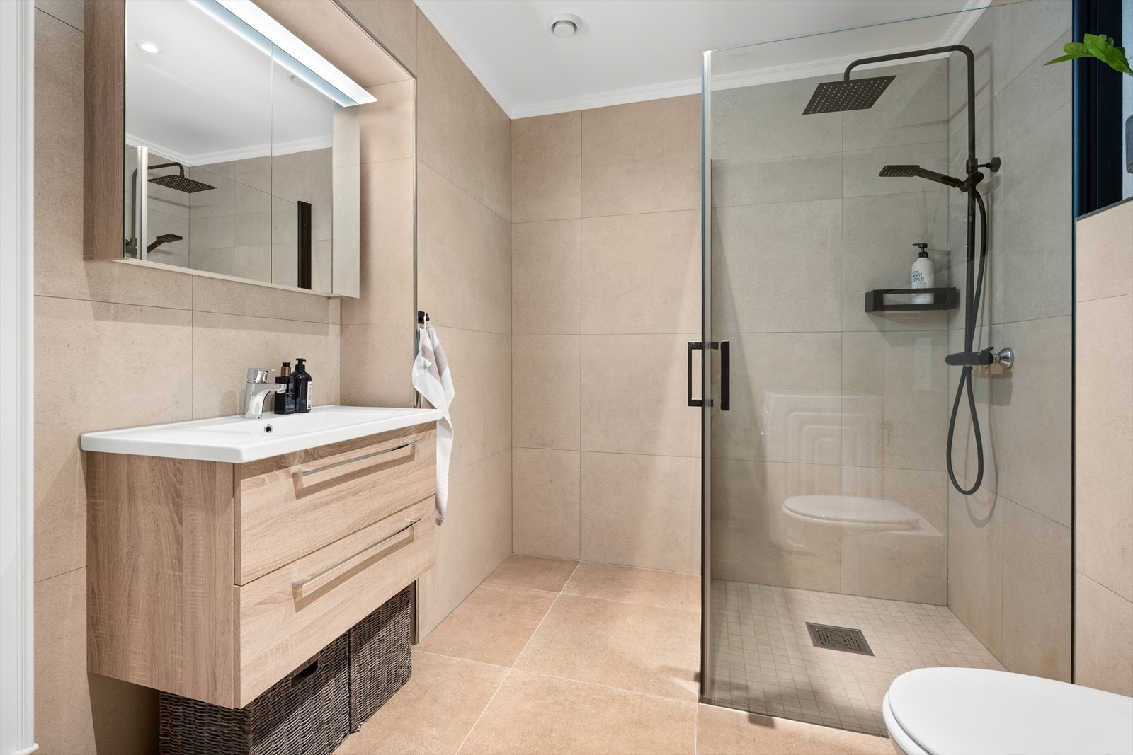 Stilrent og moderne bad med 60X60 fliser, varmekabler i gulv og downlights i himling. Galleribilde