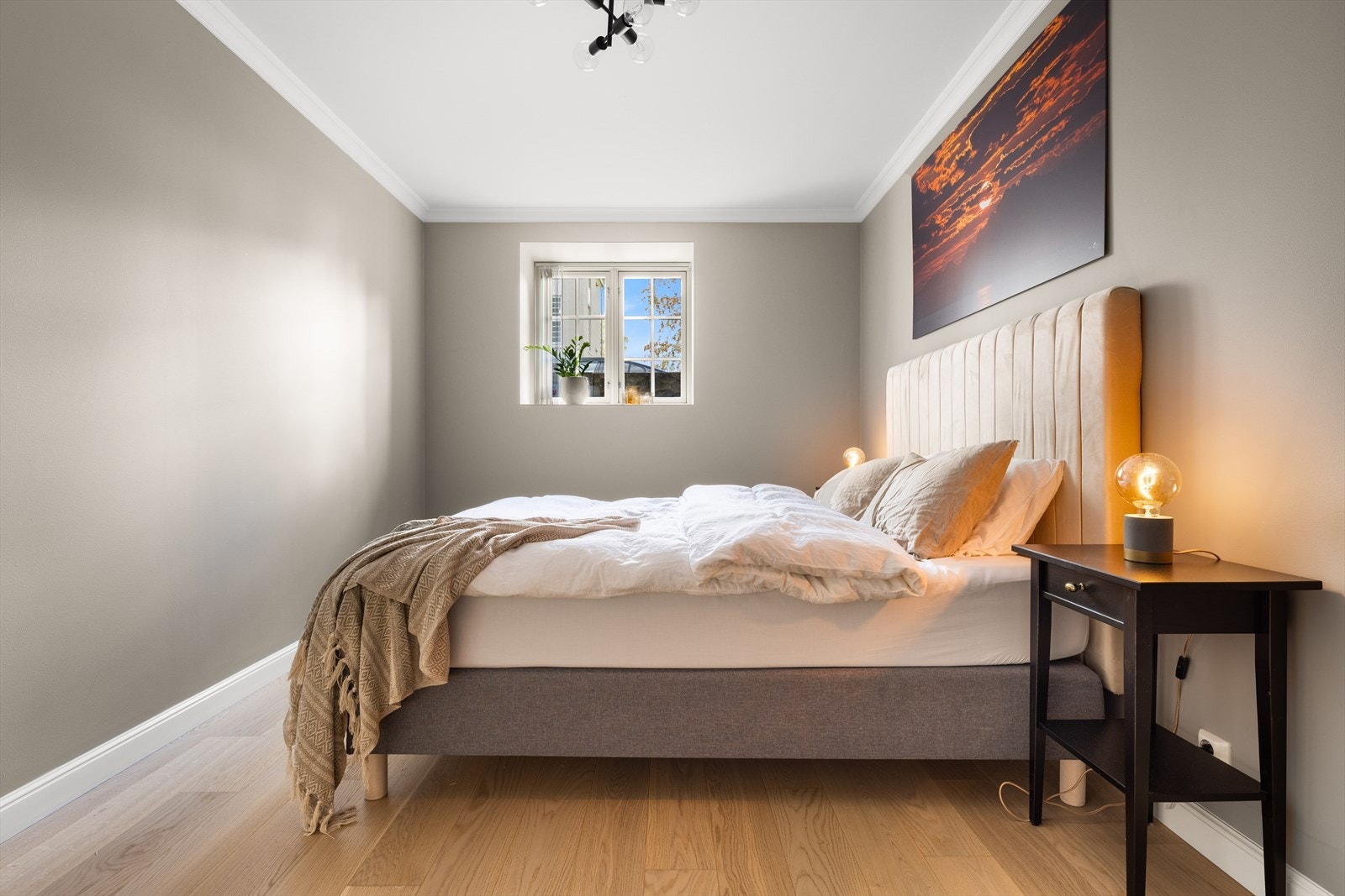 Soverommet er innredet med dobbeltseng med tilhørende nattbord og plass til garderobe. Galleribilde