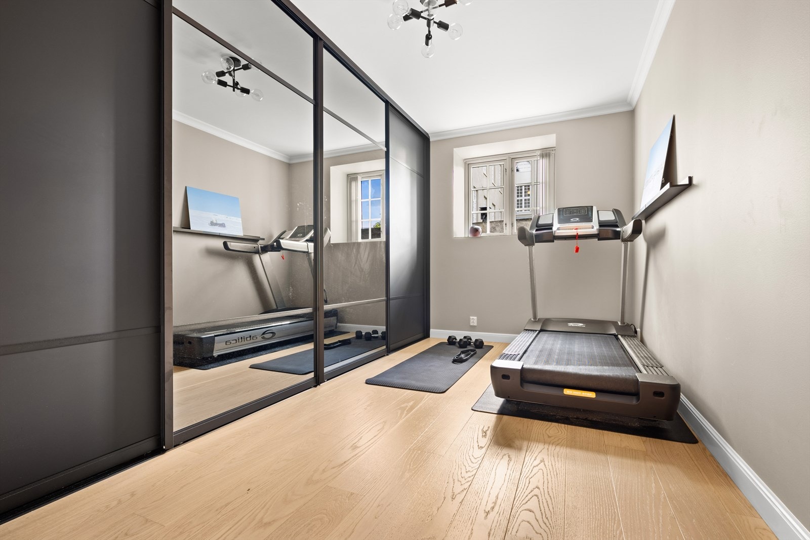 Soverom 2 har gode lysforhold, rom oppbevaringsløsning, god plass til seng og utstråler en behagelig atmosfære for avslapning og hvile. Rommet passer perfekt som gjesterom, barnerom eller kontor. Galleribilde