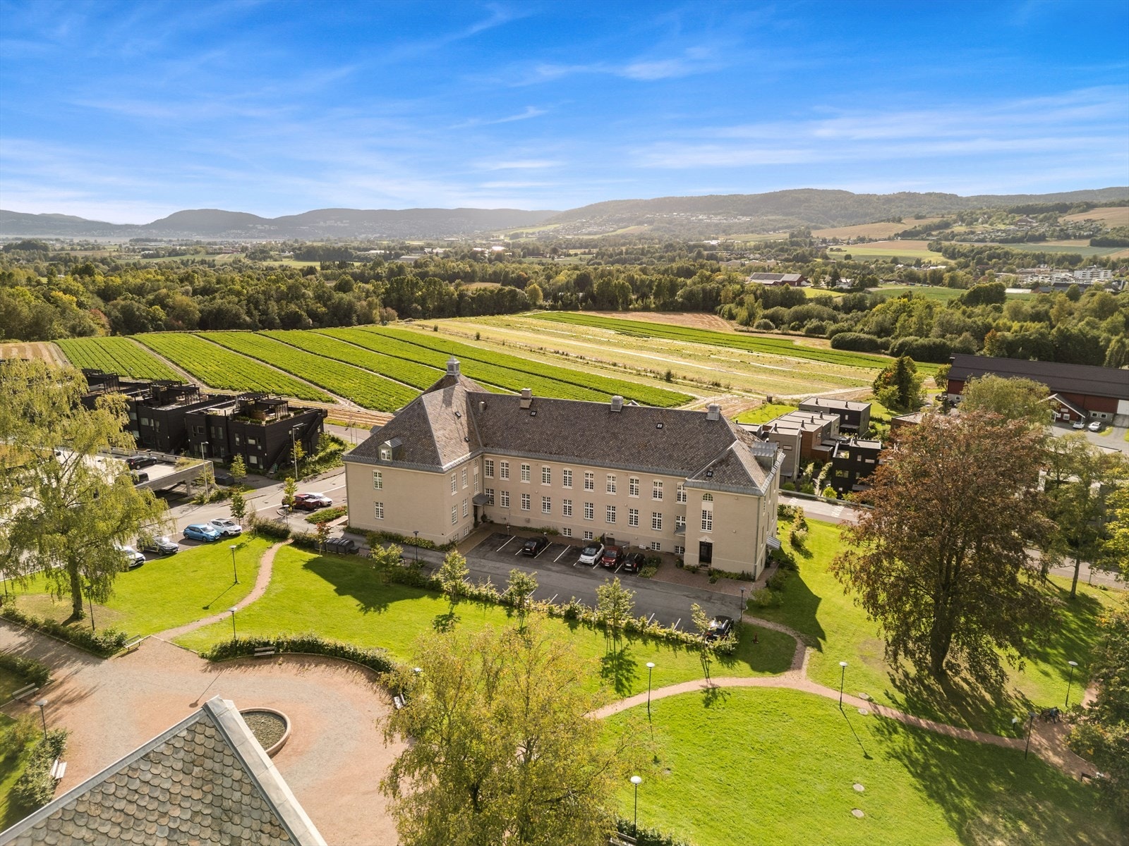 I historiske omgivelser, er gamle Lier sykehus omgjort til moderne leiligheter, finner du denne flotte 3-roms leiligheten. Galleribilde