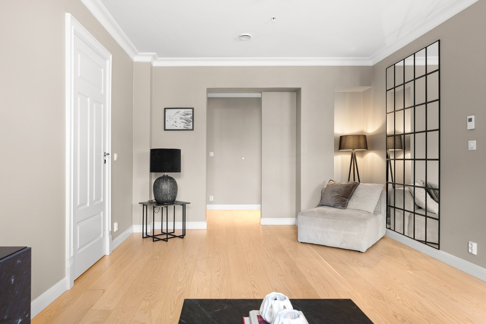 Moderne leilighet malt i lyse tidsriktige farger. Galleribilde