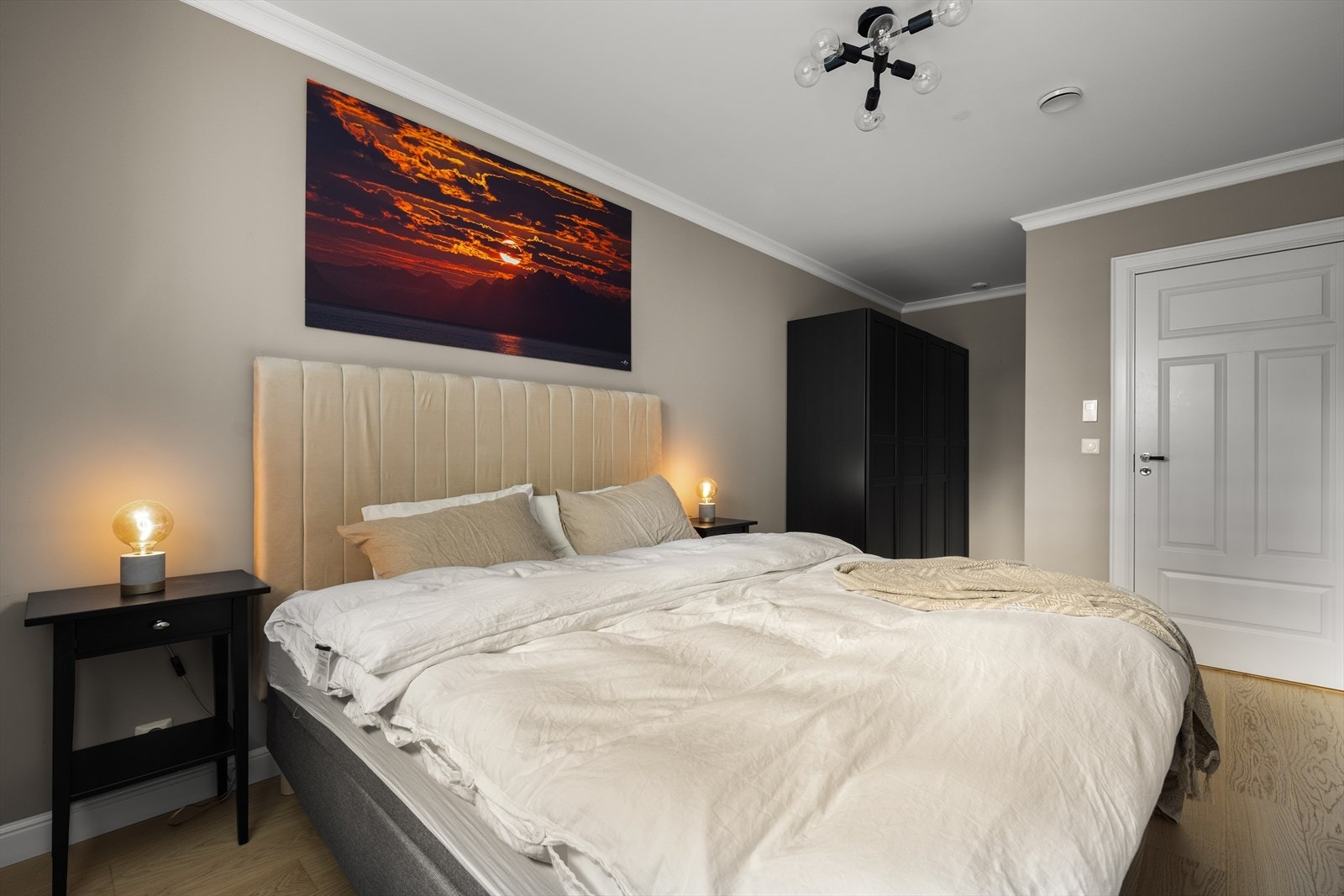 Hovedsoverommet er pent innredet og er malt i en trendy fargepallett, som gir rommet en behagelig og lun stemning. Galleribilde