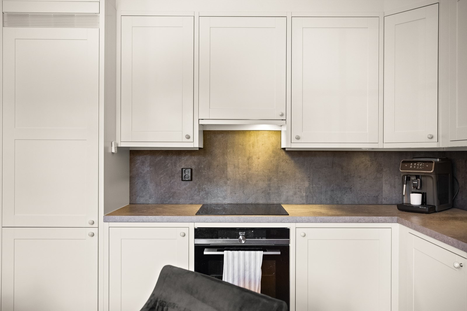 Kjøkkenet er utstyrt med integrert kjøl/fryseskap, oppvaskmaskin, induksjonstopp og stekeovn. Det er installert komfyrvakt. Det er avtrekk via mekanisk avtrekksanlegg i boenheten. Galleribilde