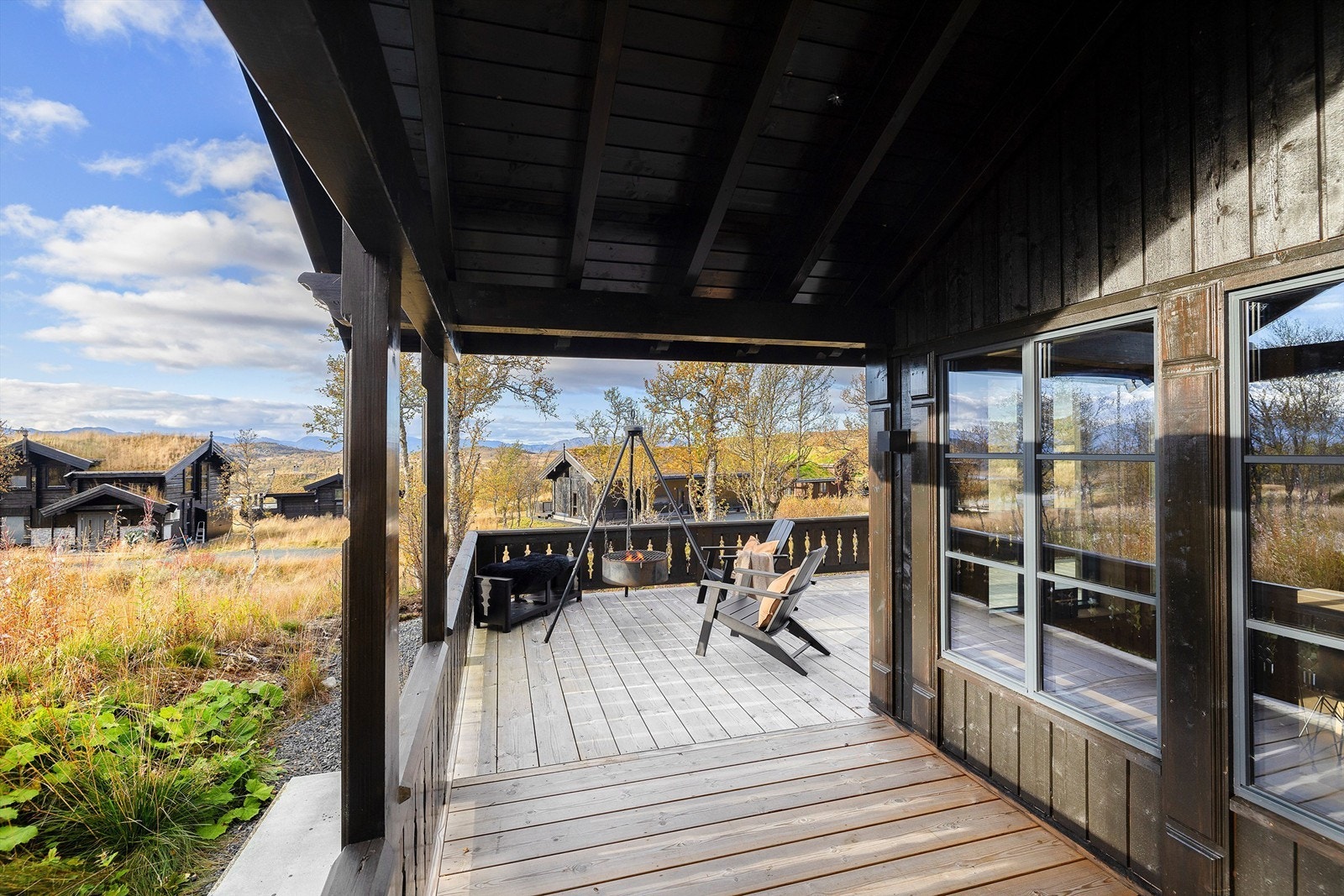 Deler av uteplassen er takoverbygget Galleribilde