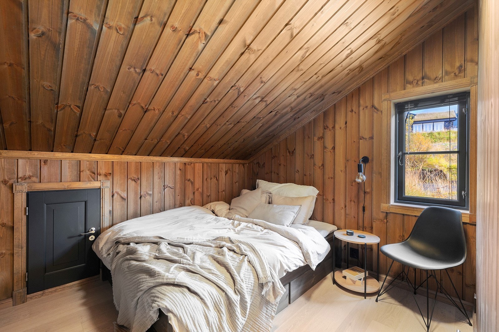 Soverom 3 ligger i 2. etg. Plassbygd seng med oppbevaring Galleribilde